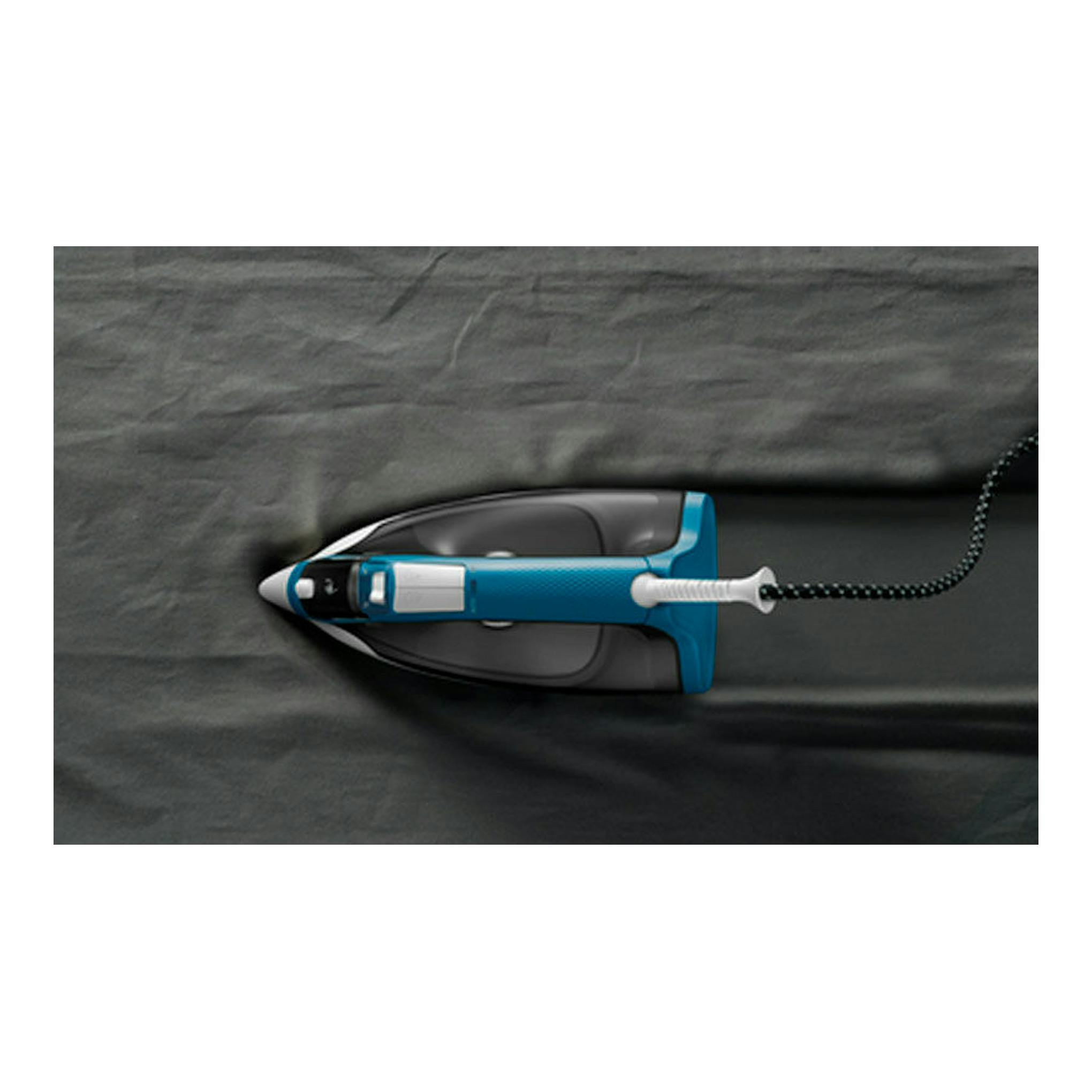 Plancha de vapor Rowenta DX1550D1, vista superior, en azul y negro sobre tela oscura, con cable a la derecha.
