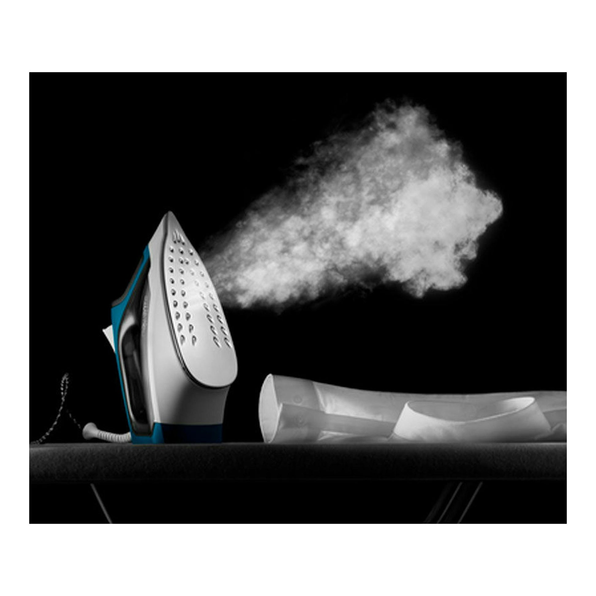 Plancha de vapor Rowenta DX1550D1, vista lateral, en plata y azul, expulsando vapor sobre una prenda.
