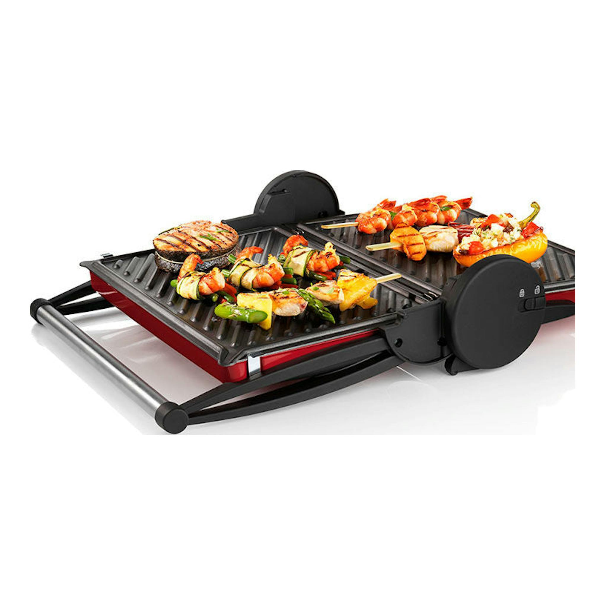 Plancha grill eléctrica Bosch TFB4402V, vista en ángulo, negra y roja, con alimentos a la parrilla.