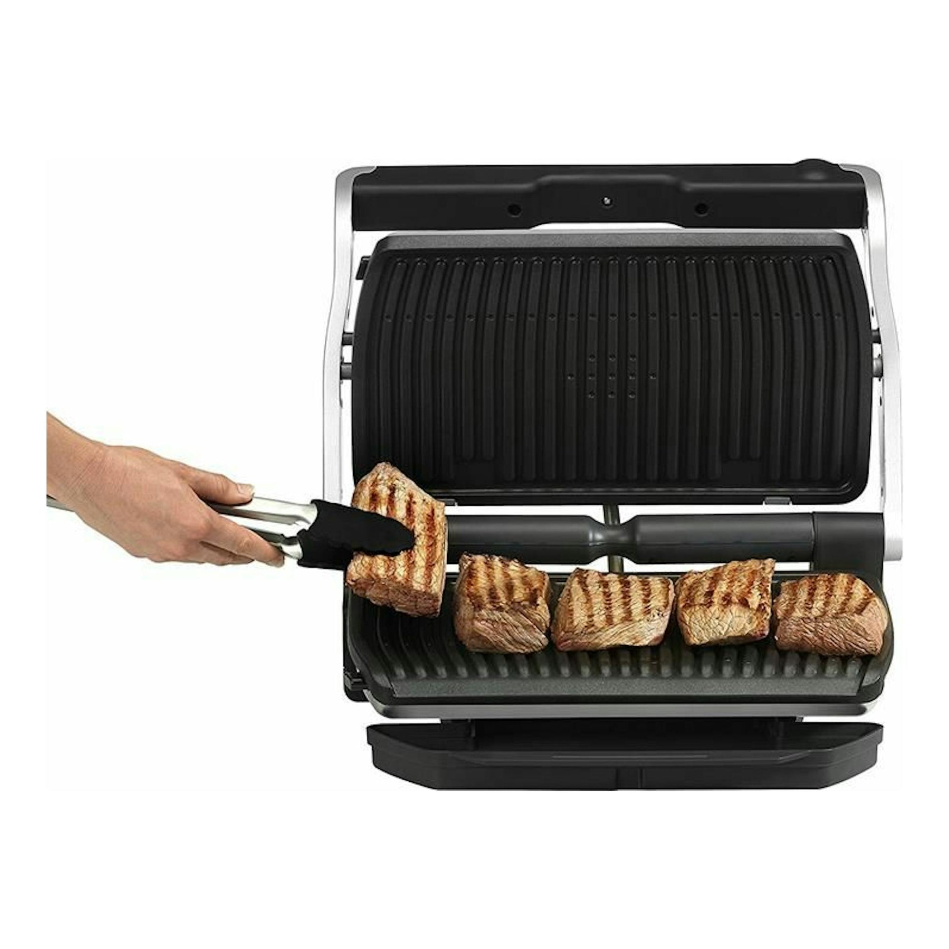 Tefal OptiGrill GC722D16 abierta, plancha eléctrica negra y gris con filetes y pinzas sobre fondo blanco.