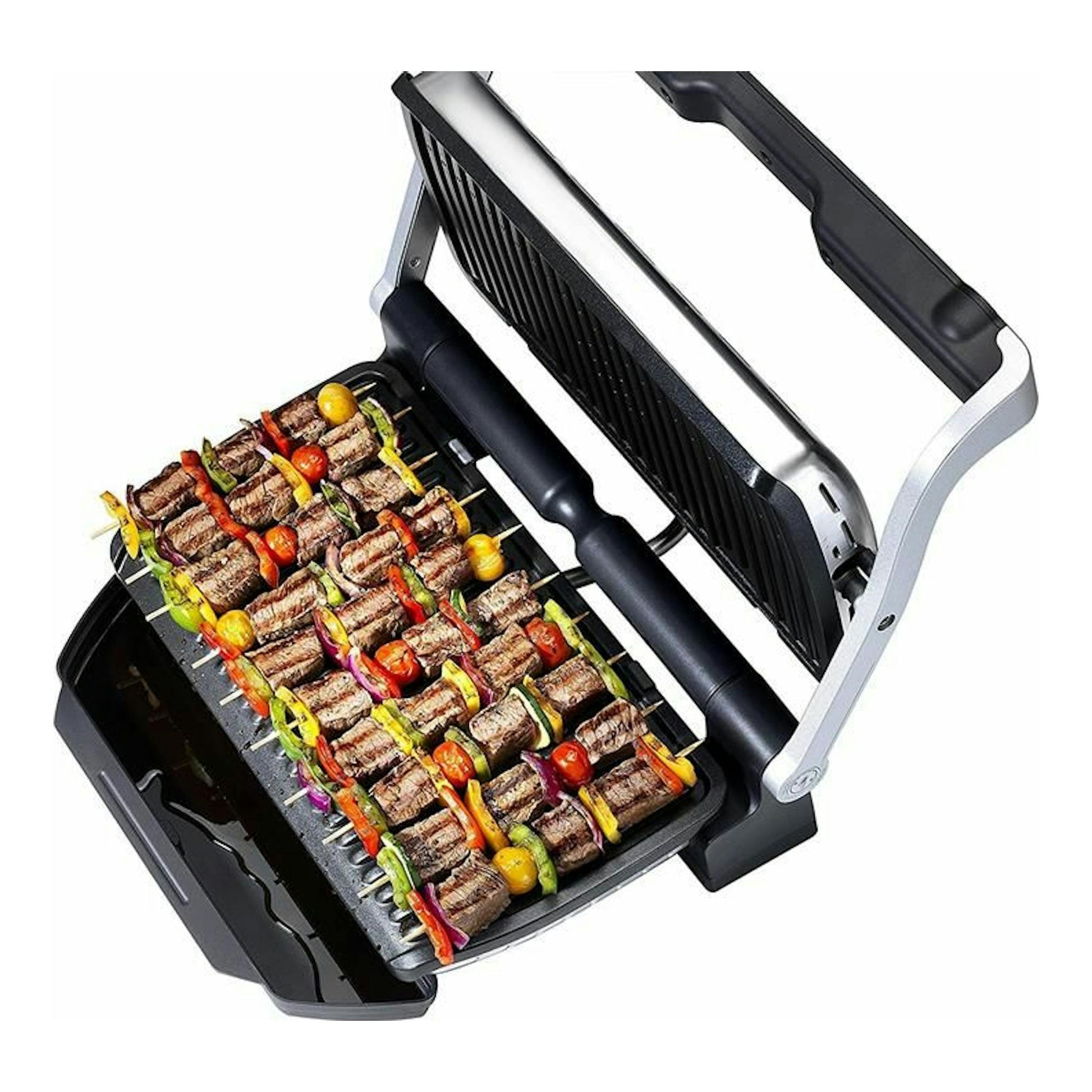 Plancha eléctrica Tefal OptiGrill GC722D16 abierta, vista superior inclinada, con brochetas de carne y verduras.