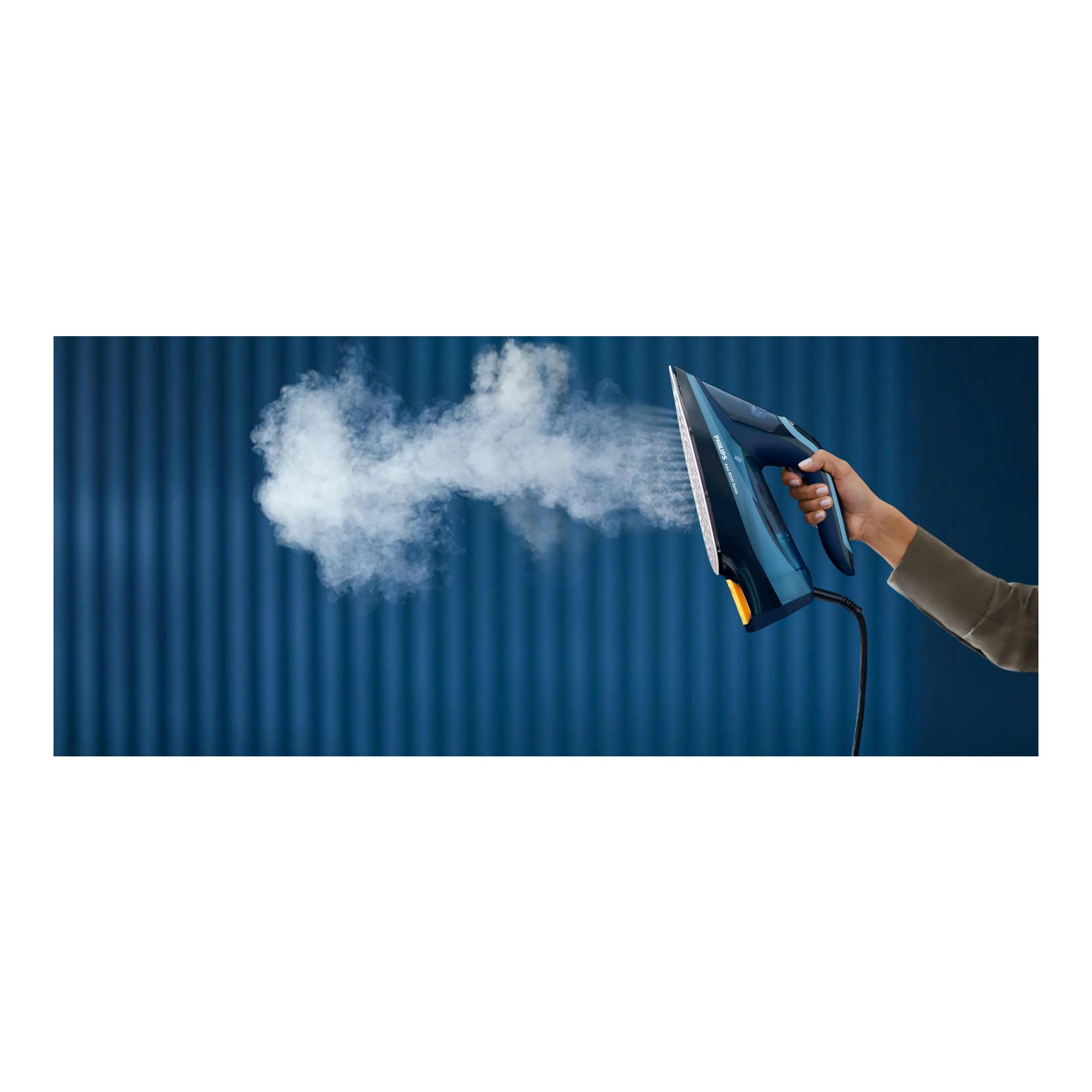 Plancha de vapor Philips Azur 8000 Series DST8020/20 azul oscuro, vista lateral, sostenida a mano, emitiendo vapor.