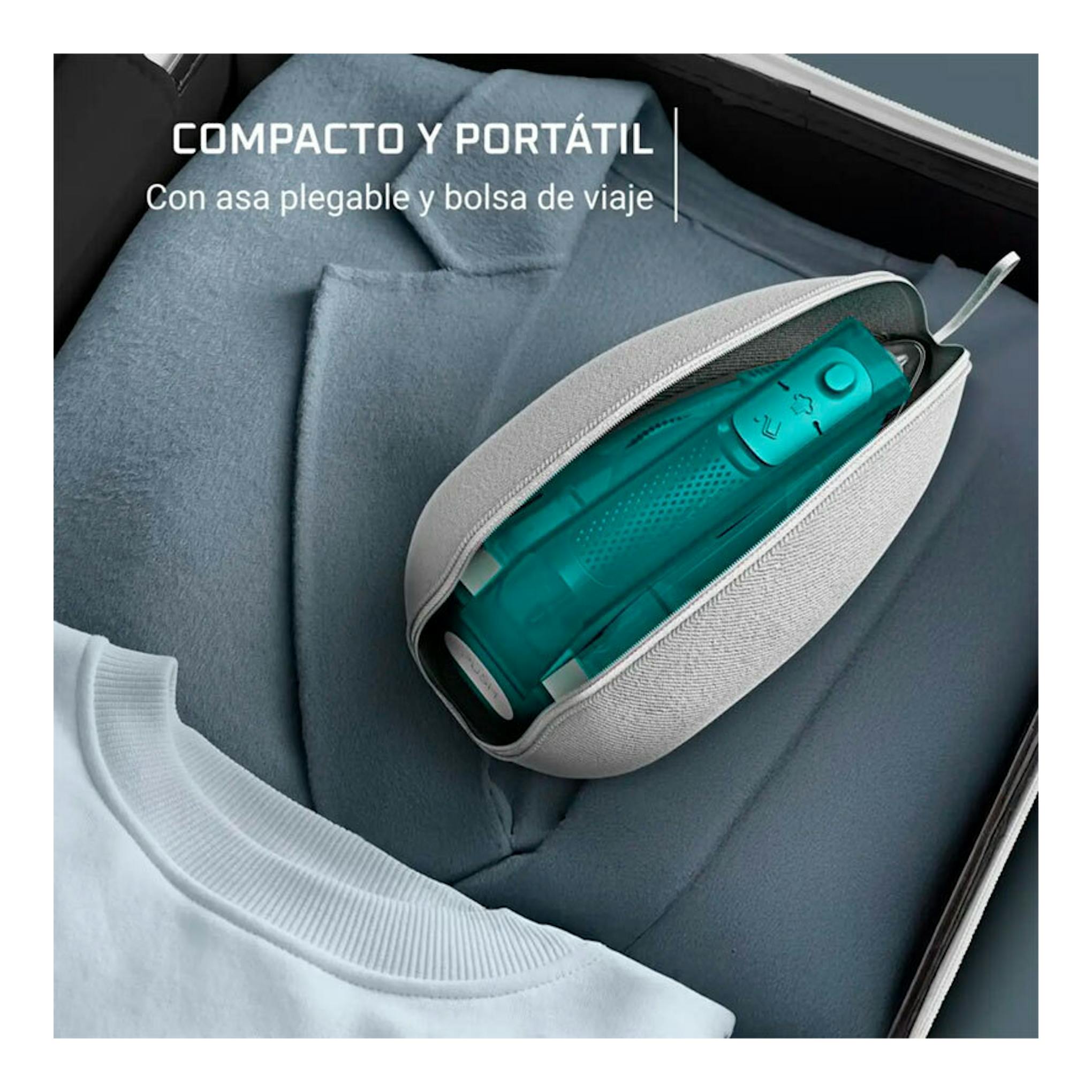 Plancha vapor Rowenta DA1610E0 turquesa en estuche gris, sobre ropa azul dentro de una maleta.
