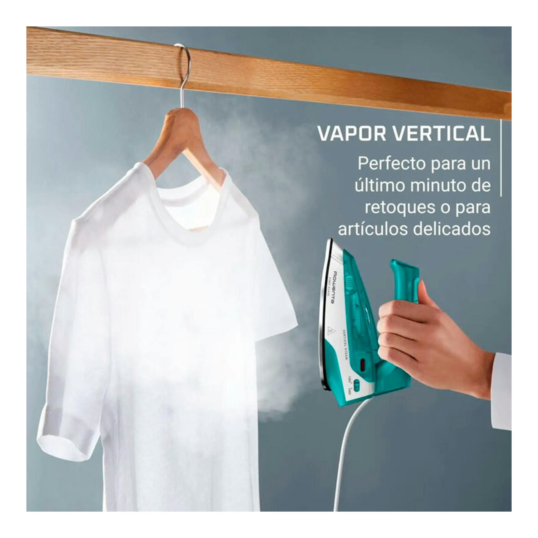 Plancha de vapor Rowenta DA1610E0 en uso vertical sobre camisa blanca colgada, con mano sosteniéndola.