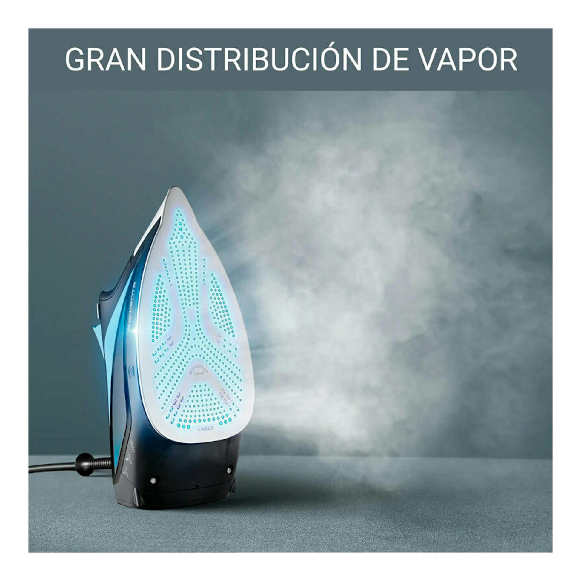 Plancha de vapor Rowenta DW5310D1 en vista frontal, blanca y azul, expulsando vapor sobre fondo gris.