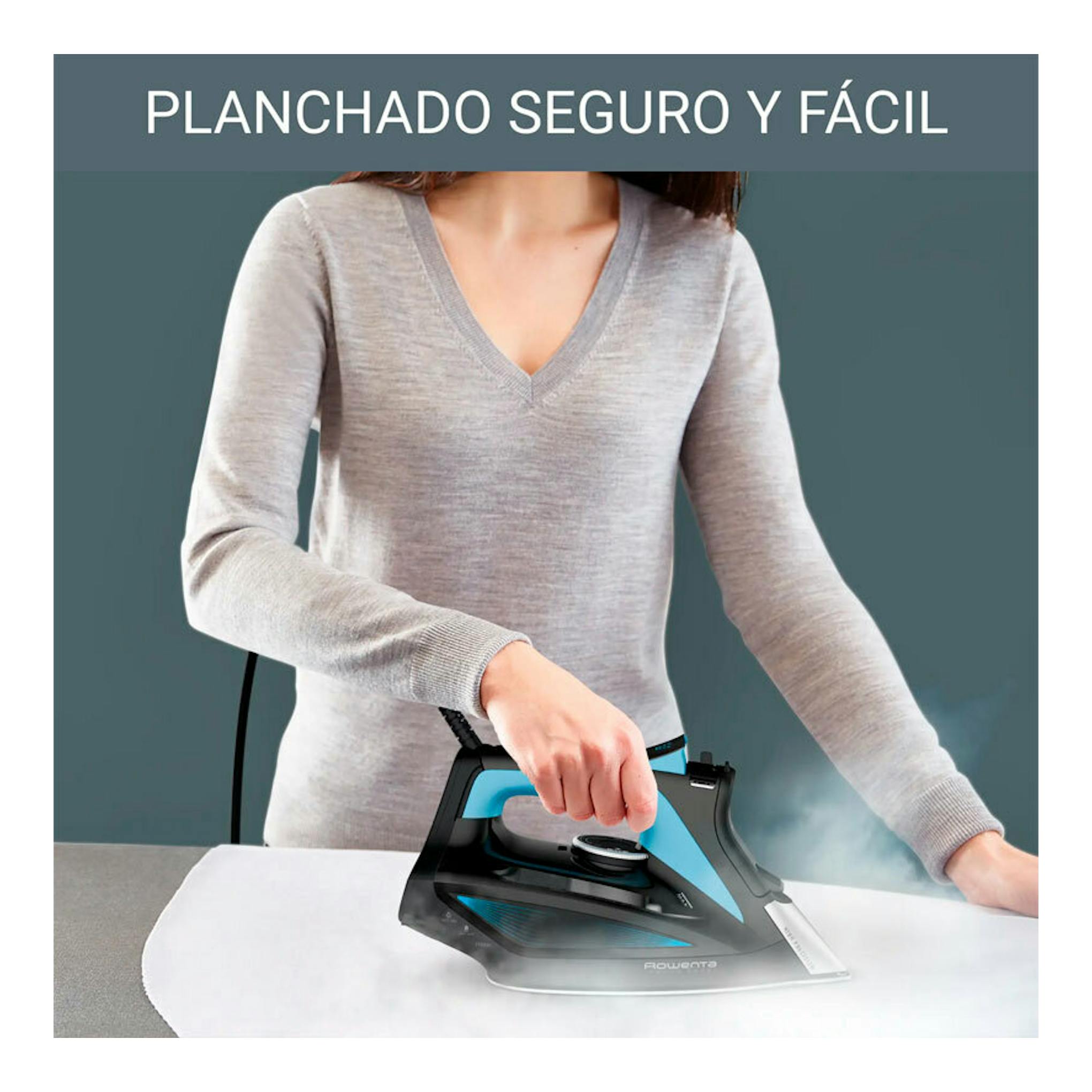 Plancha de vapor Rowenta negra y azul, vista lateral, sobre una prenda mientras una persona la usa.