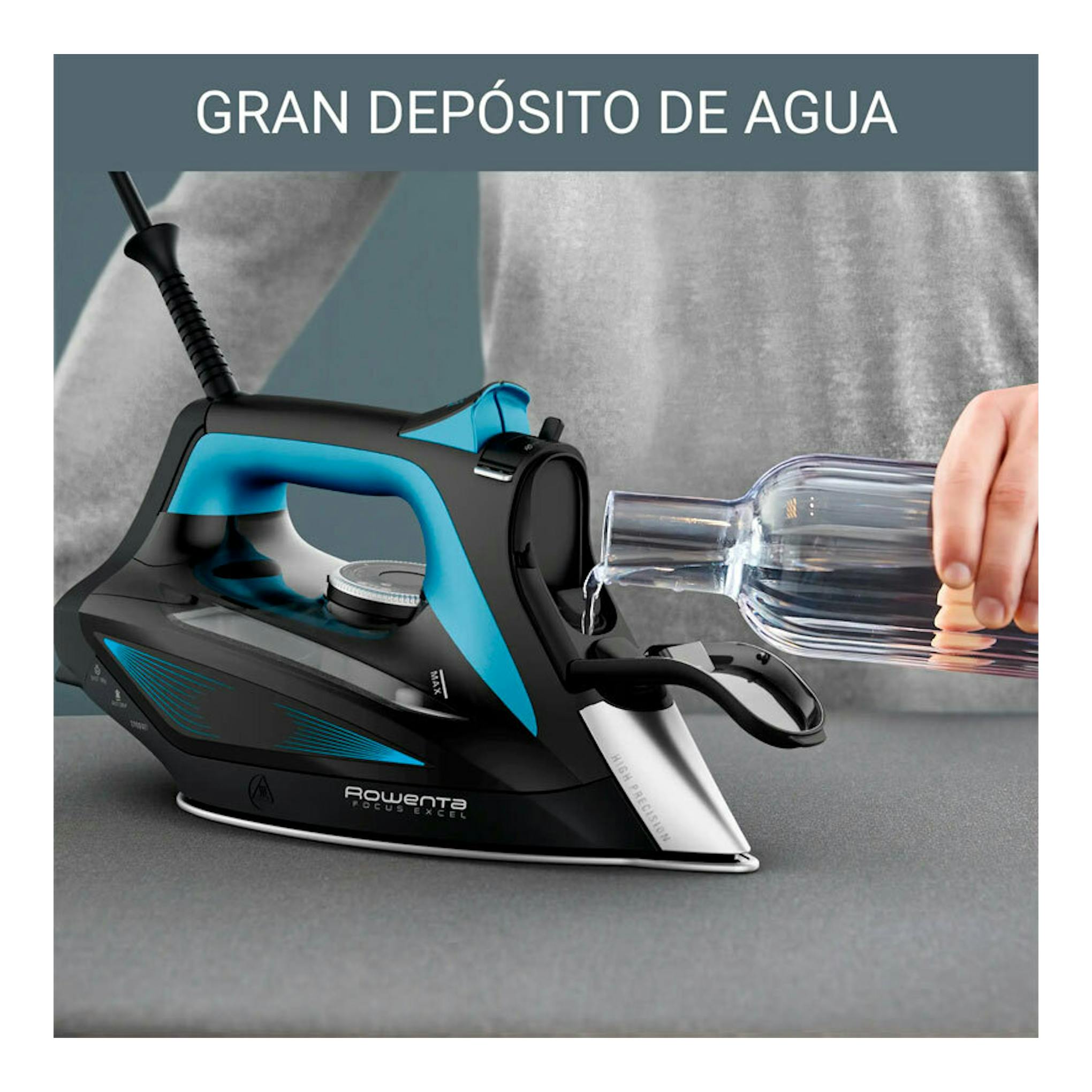 Plancha de vapor Rowenta DW5310D1 negra y azul, vista lateral, con agua vertiéndose en el depósito.