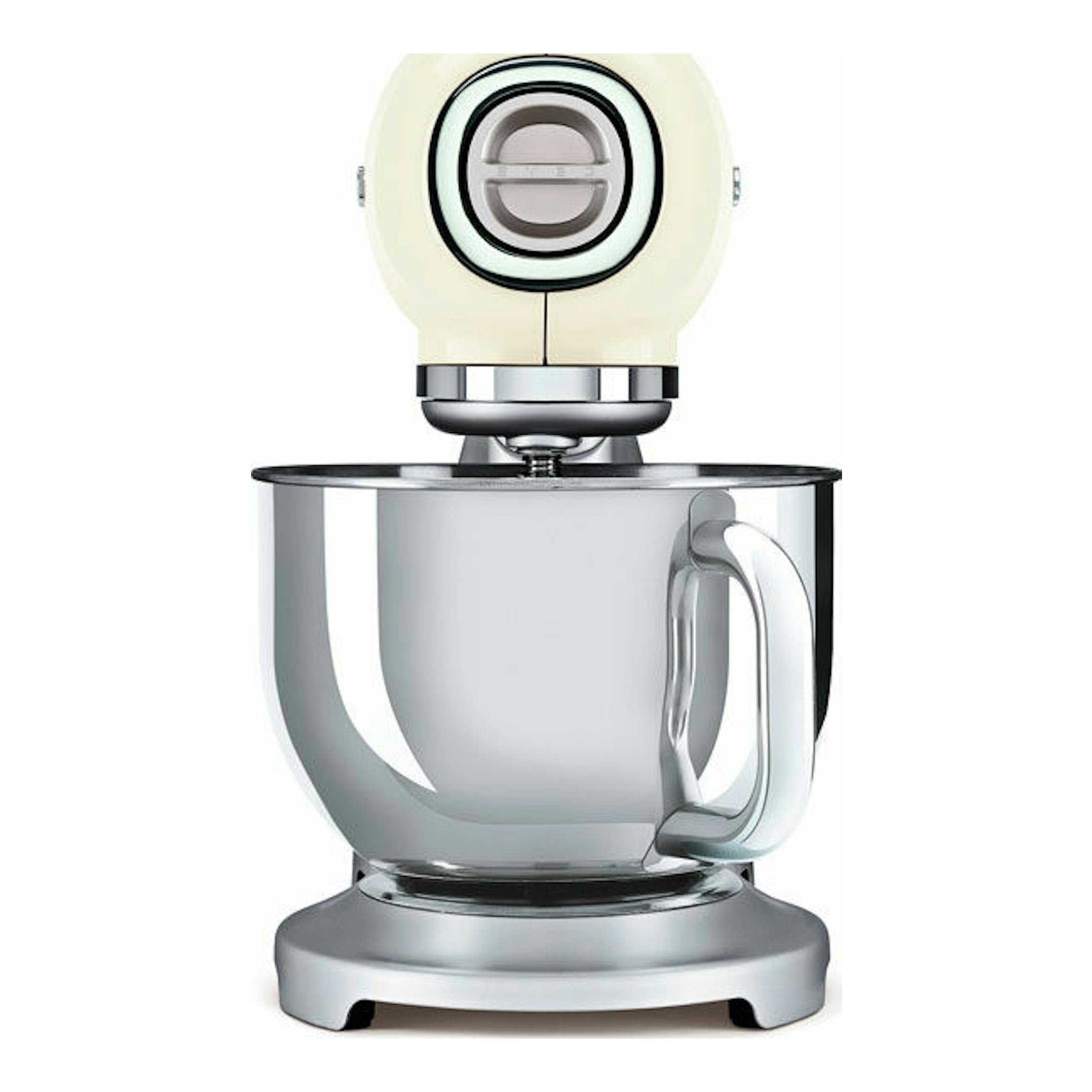 Batidora amasadora Smeg SMF02CREU color crema y acero inoxidable, vista frontal sobre fondo blanco.