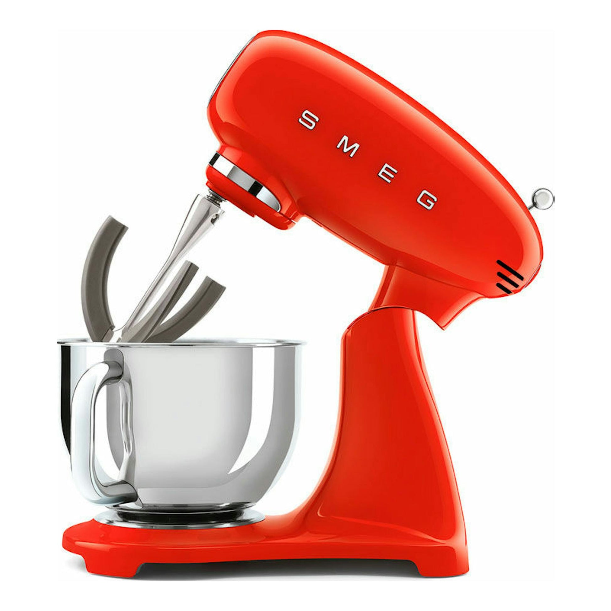 Batidora de pie Smeg SMF03RDEU roja, vista lateral, con bol de acero inoxidable y batidor.