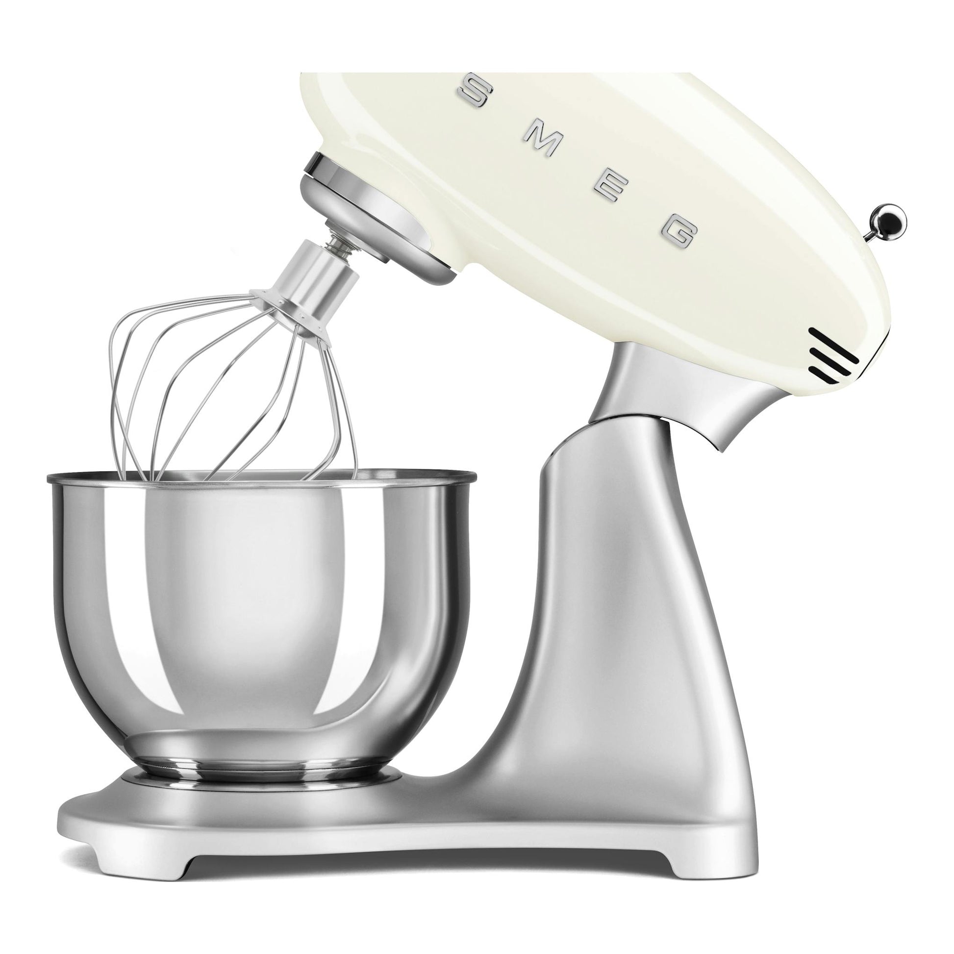 Robot de cocina Smeg SMF04CREU crema y plateado, vista lateral con bol y varillas.