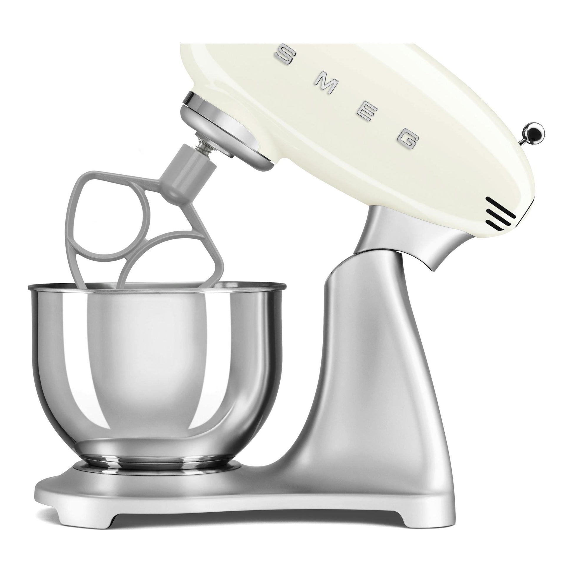 Batidora amasadora Smeg SMF04CREU color crema y plata, vista lateral con bol de acero y varillas.