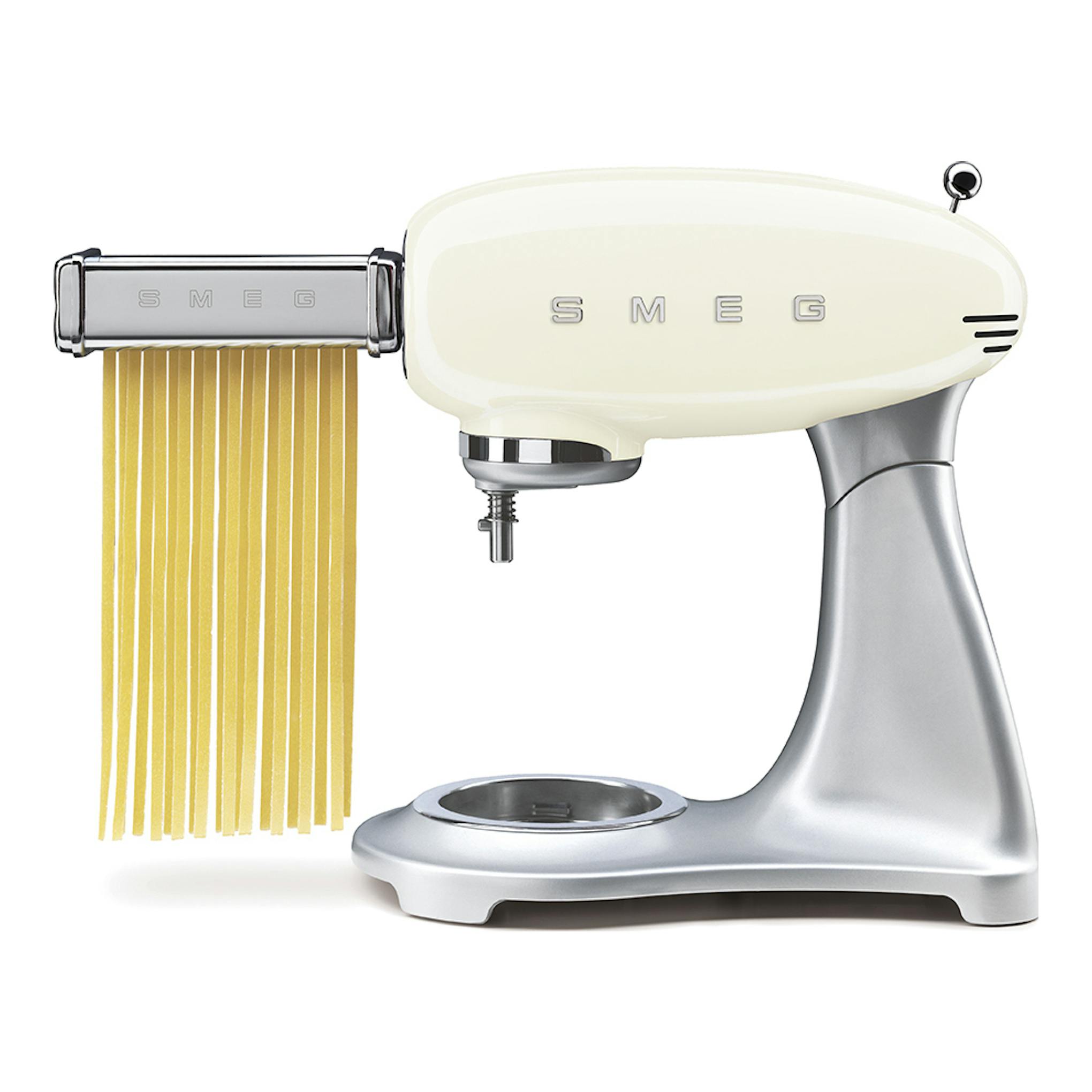 Robot de cocina Smeg SMF04CREU crema y plateado, vista lateral, con accesorio para pasta y tiras de pasta.