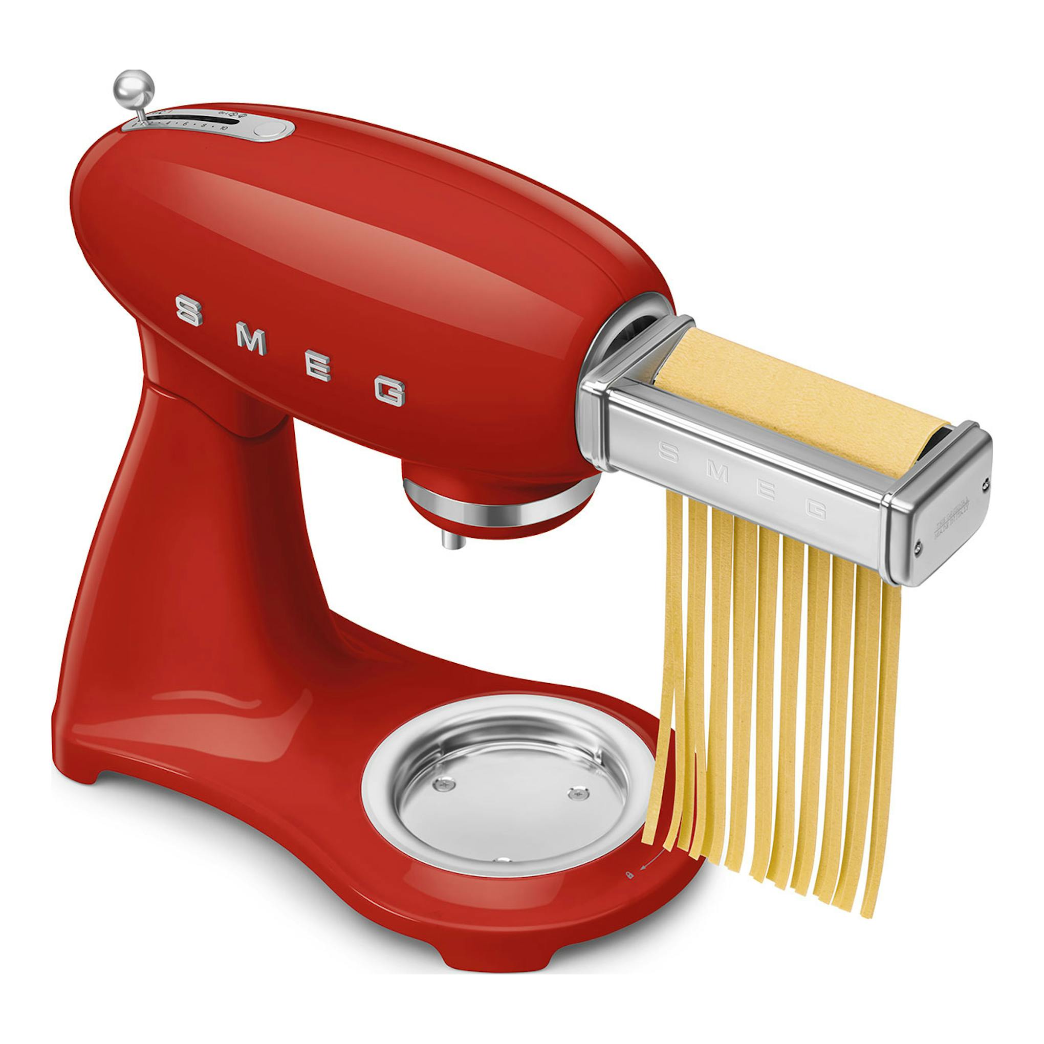 Batidora amasadora Smeg SMF05RDEU roja con accesorio de pasta, vista en tres cuartos sobre fondo blanco.
