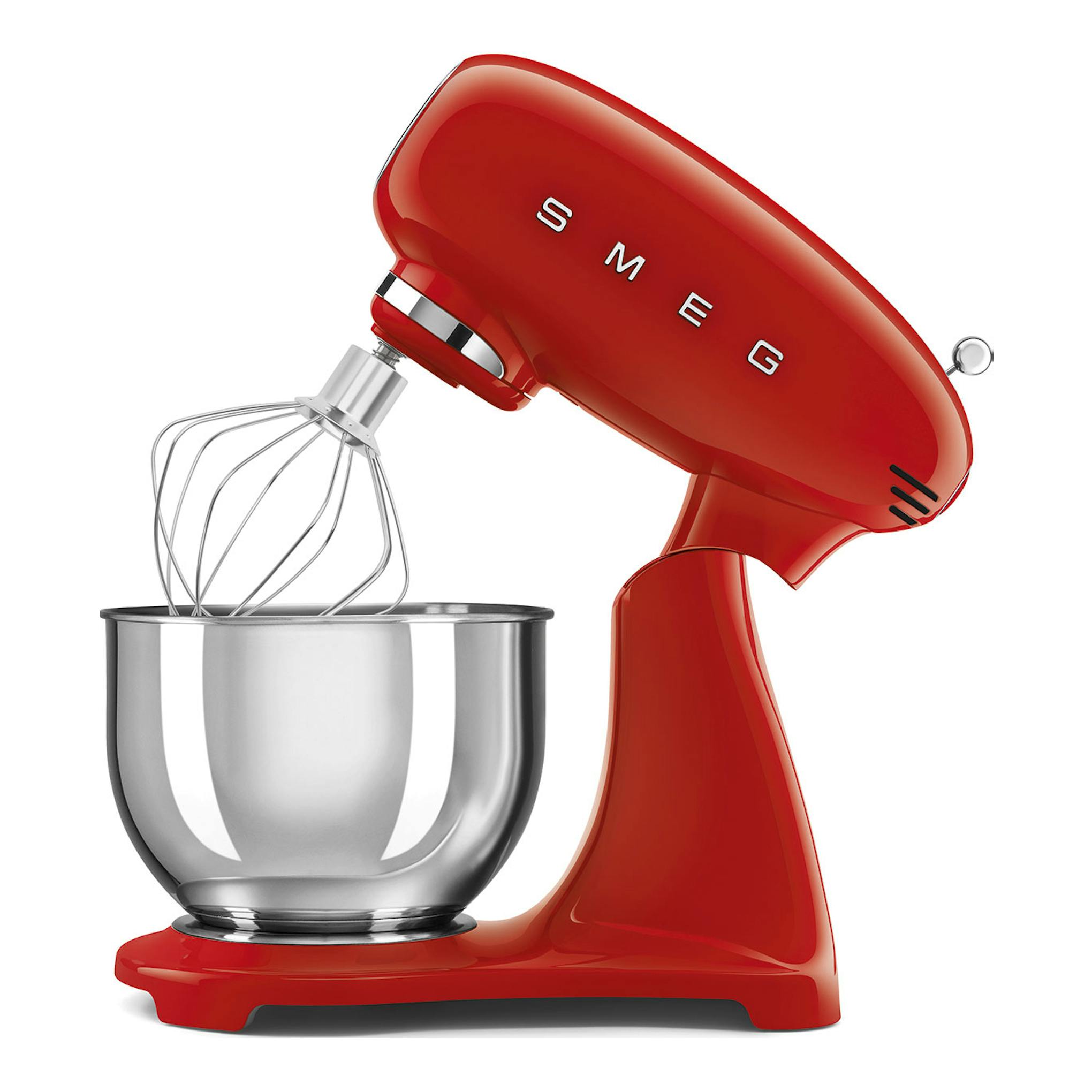 Batidora amasadora Smeg SMF05RDEU roja, vista lateral, con bol de acero inoxidable y varillas.
