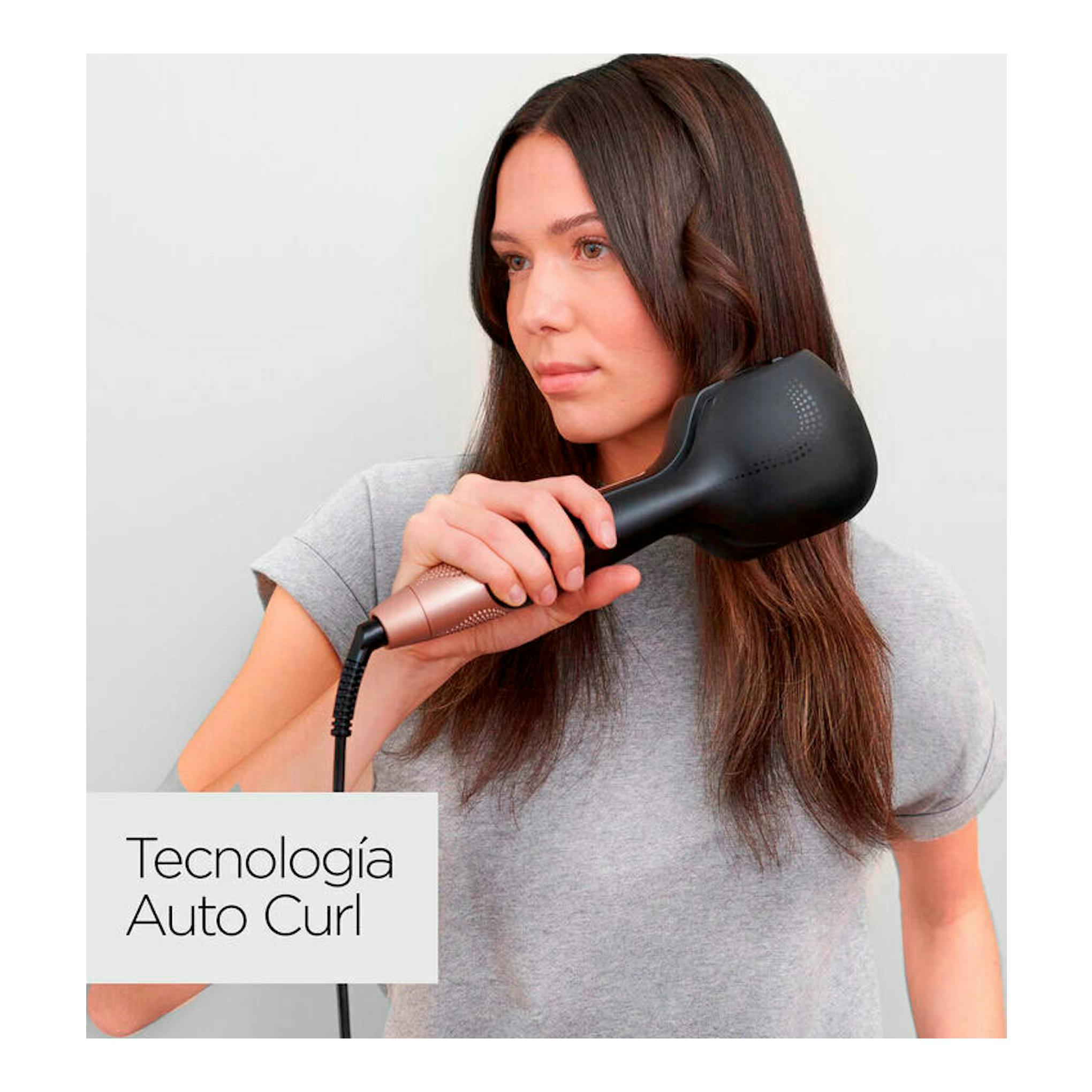 Rizador Babyliss C1900E negro y rosa en uso, sostenido por una mujer de frente, con texto “Tecnología Auto Curl”.