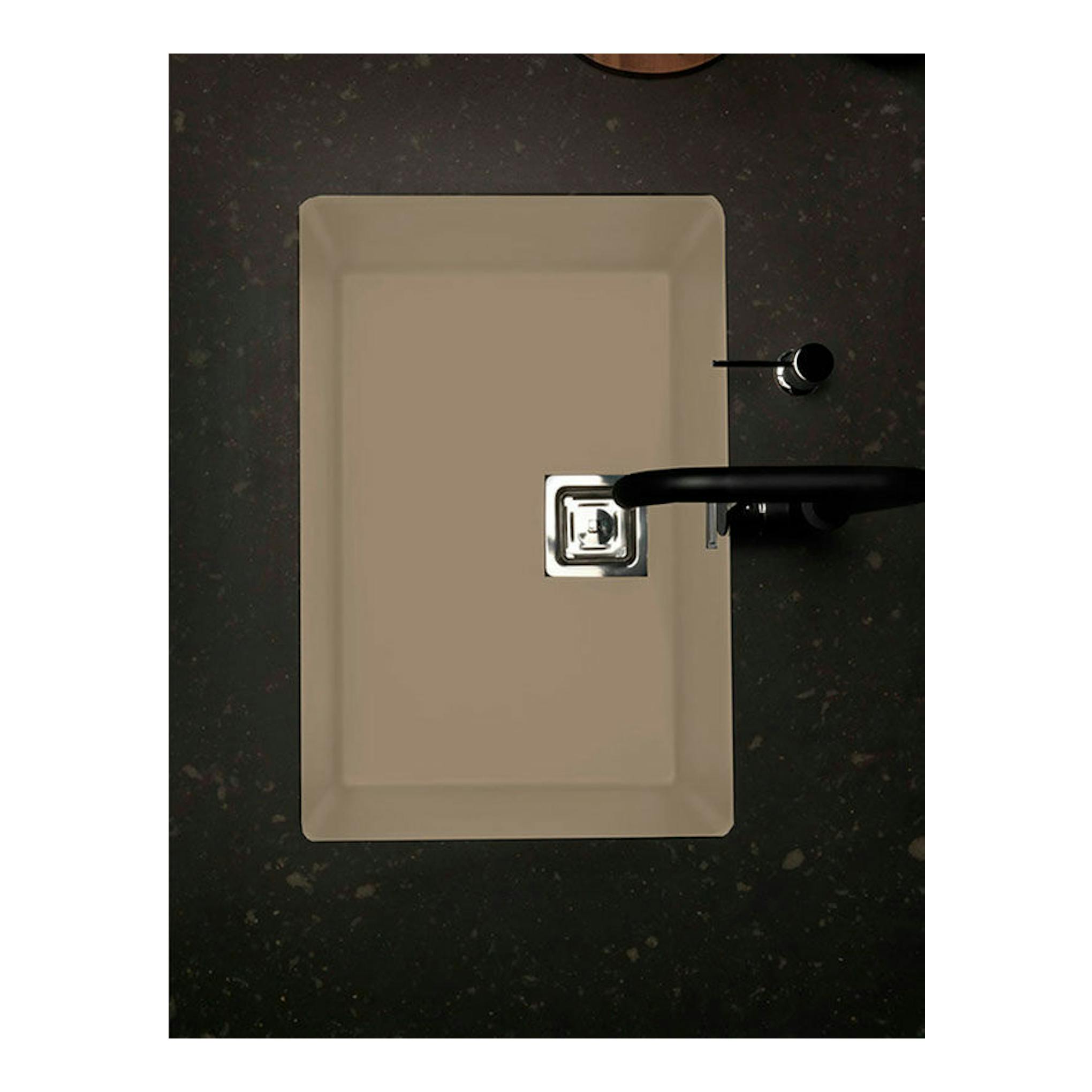 Fregadero Poalgi Zie 60 1/S Albero brillo, vista cenital, beige, con grifo negro.