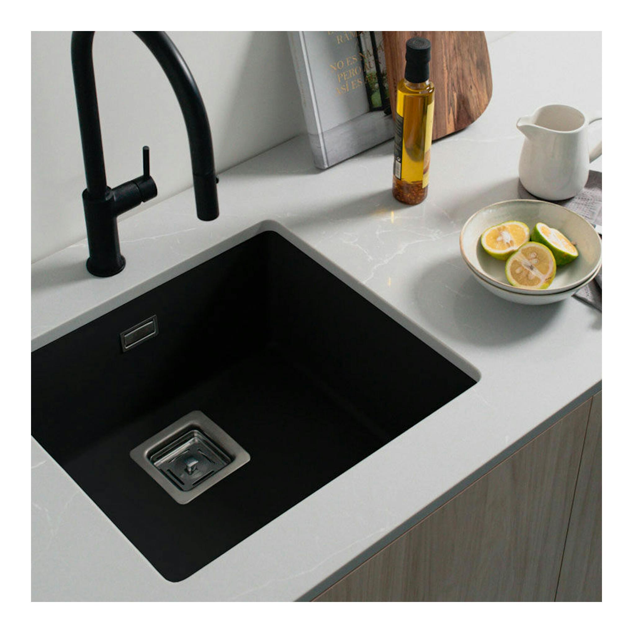 Fregadero Poalgi Zie 45 1/S Basalto negro empotrado en encimera blanca, vista cenital con grifo negro.
