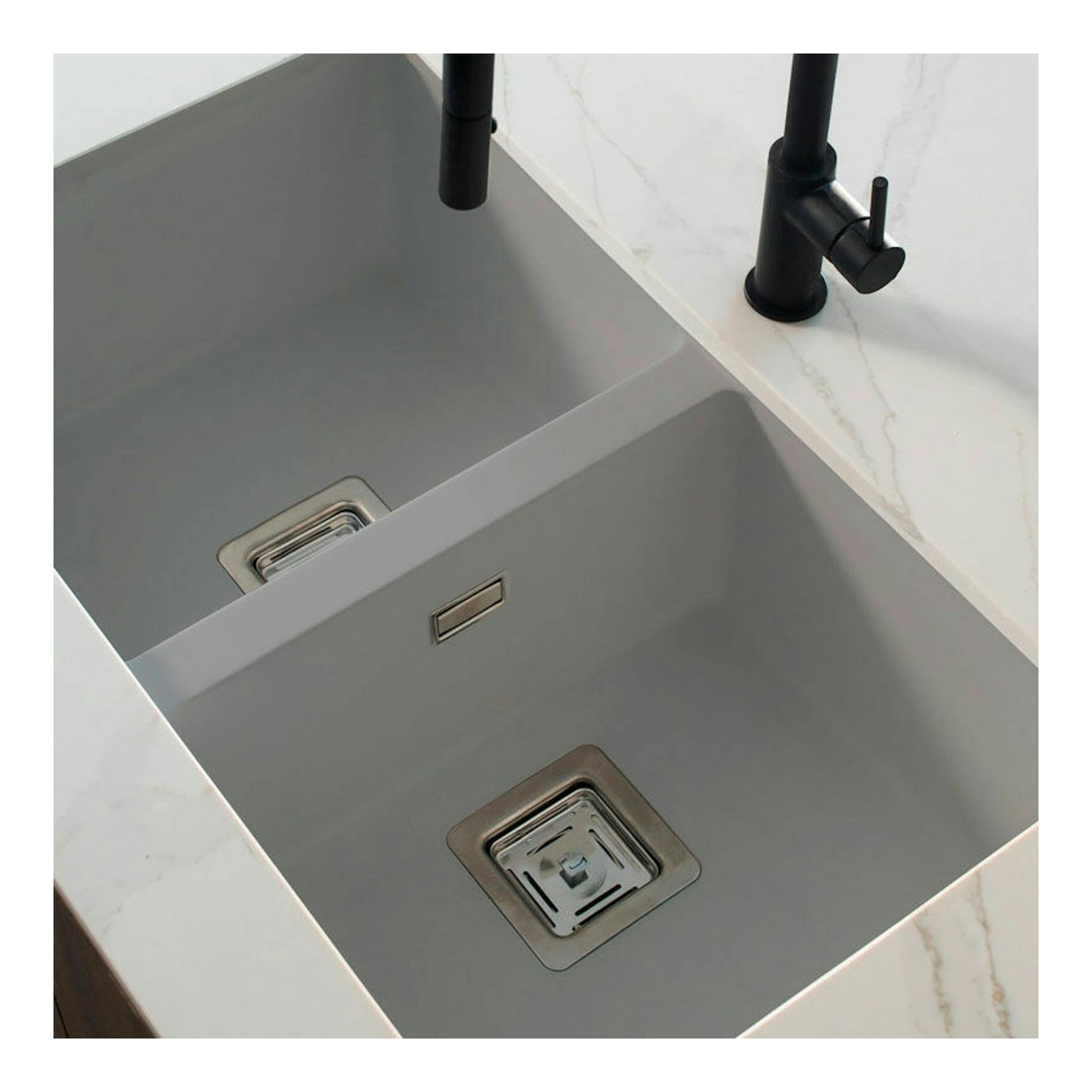 Fregadero Poalgi Zie 70 2/S gris, vista cenital inclinada de doble seno gris con grifería negra.