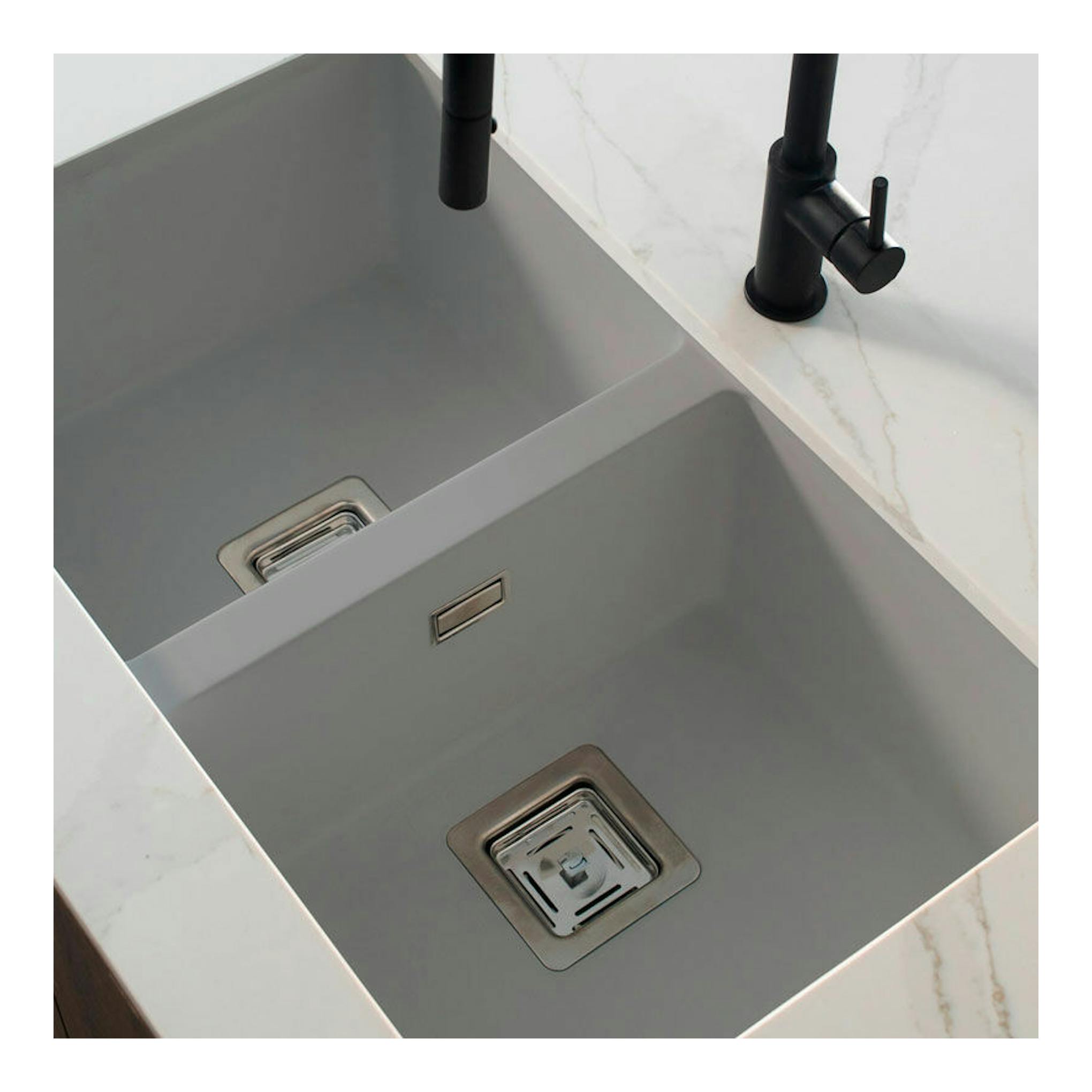 Fregadero Poalgi Zie 70 2/S gris, vista cenital inclinada de doble seno gris con grifería negra.