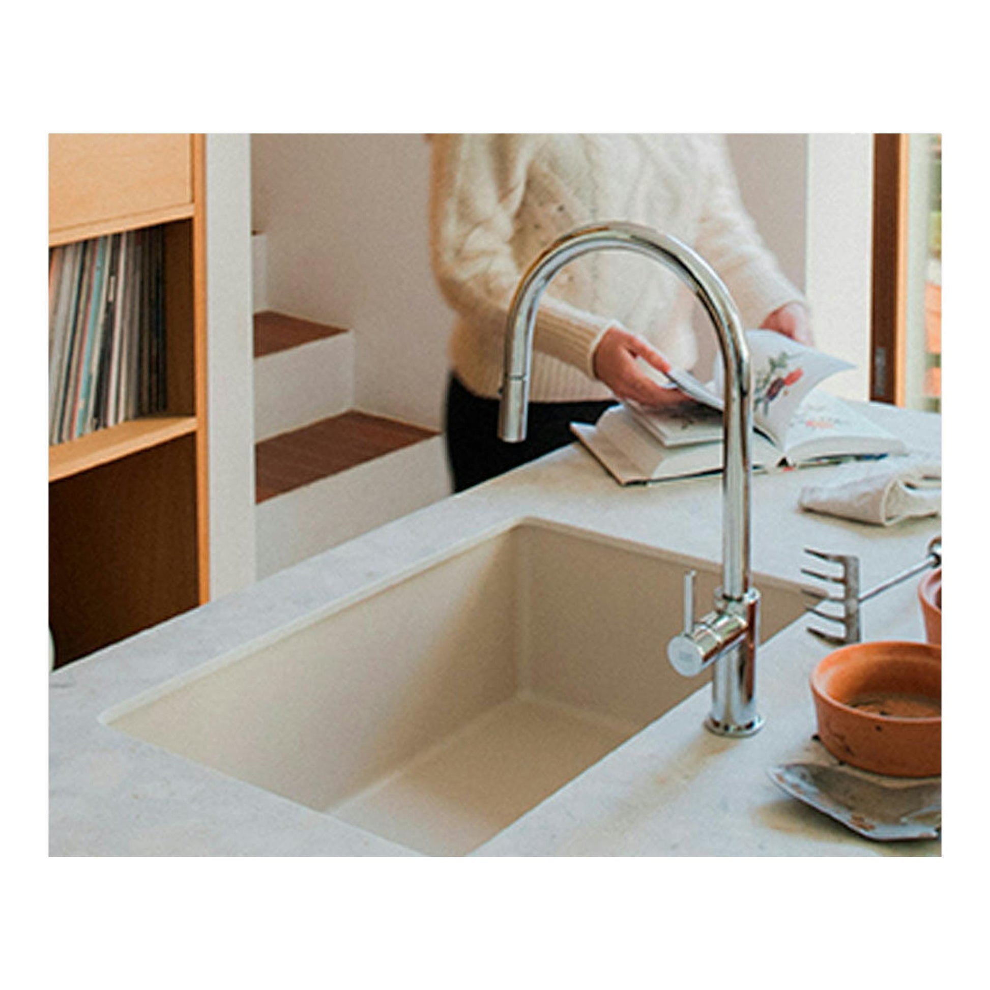Fregadero Poalgi Zie 60 1/S beige, empotrado en encimera, con grifo cromado de caño alto.