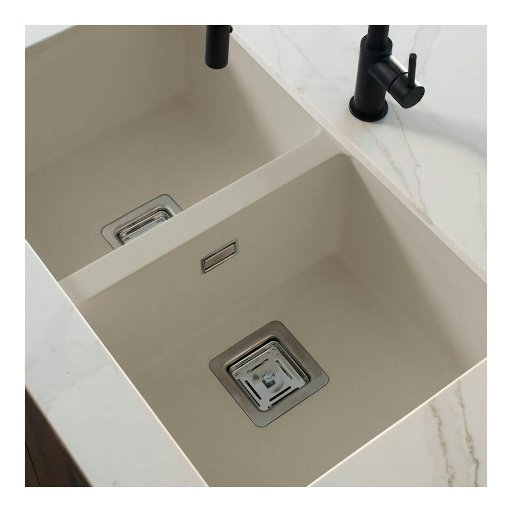 Fregadero Poalgi Zie 70 2/S beige, vista superior de doble seno con grifo negro.
