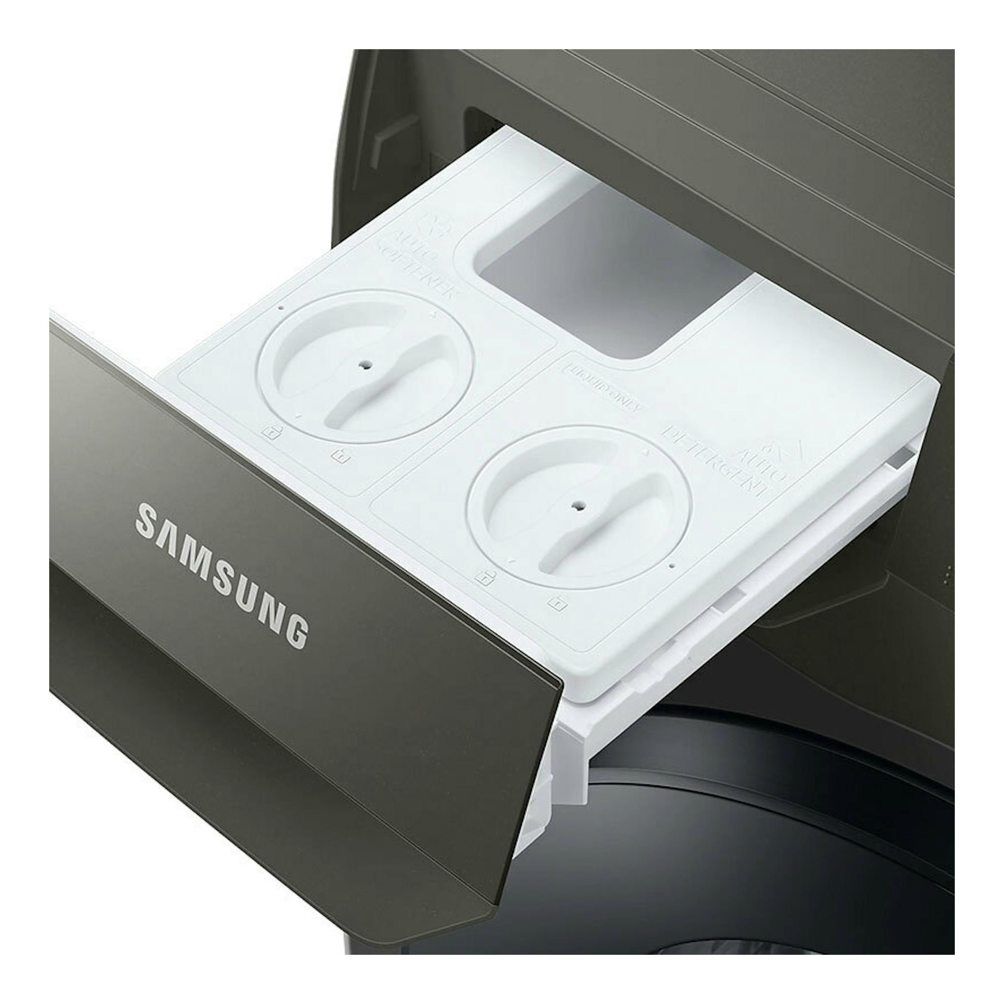 Lavadora Samsung WW90T534DAN/S3 con cajón de detergente abierto, vista oblicua, color negro y blanco.