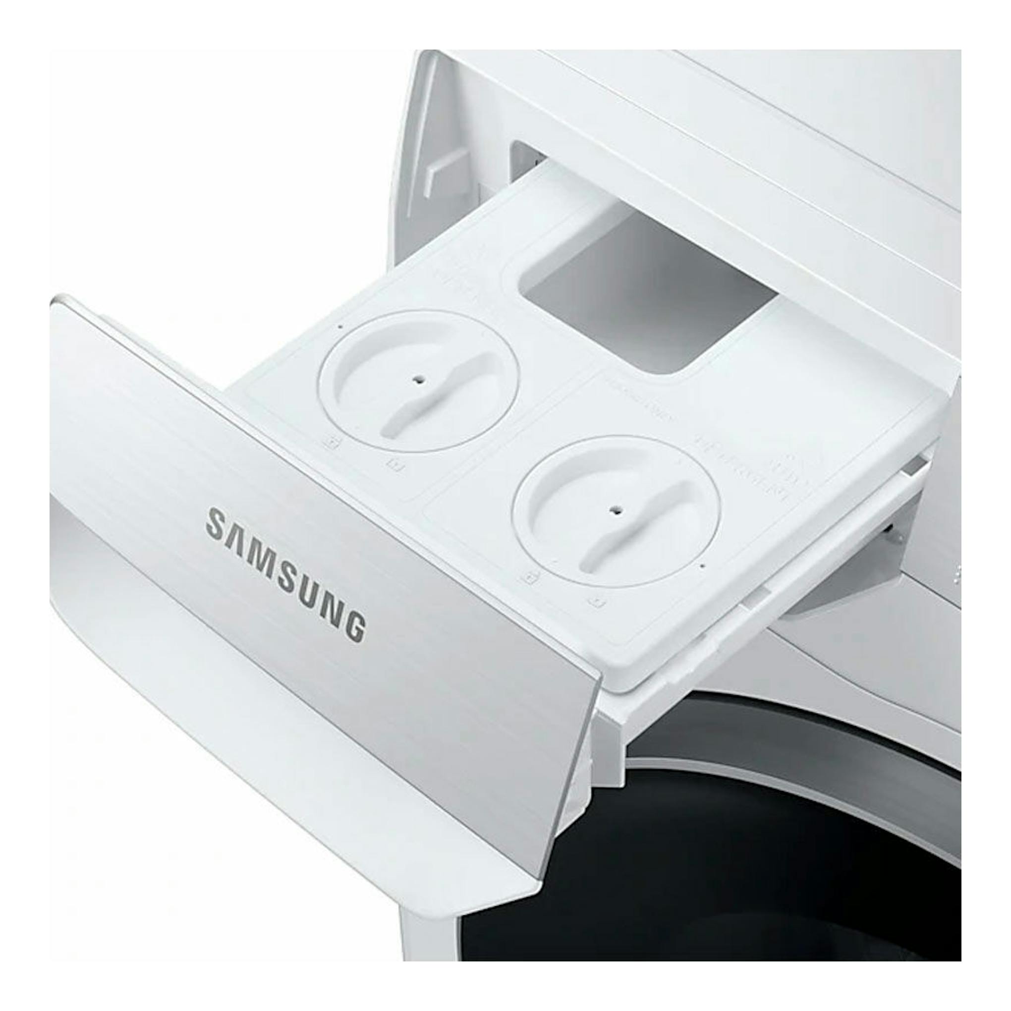 Lavadora Samsung WW90T936DSH/S3 blanca con cajón de detergente abierto, vista en ángulo.