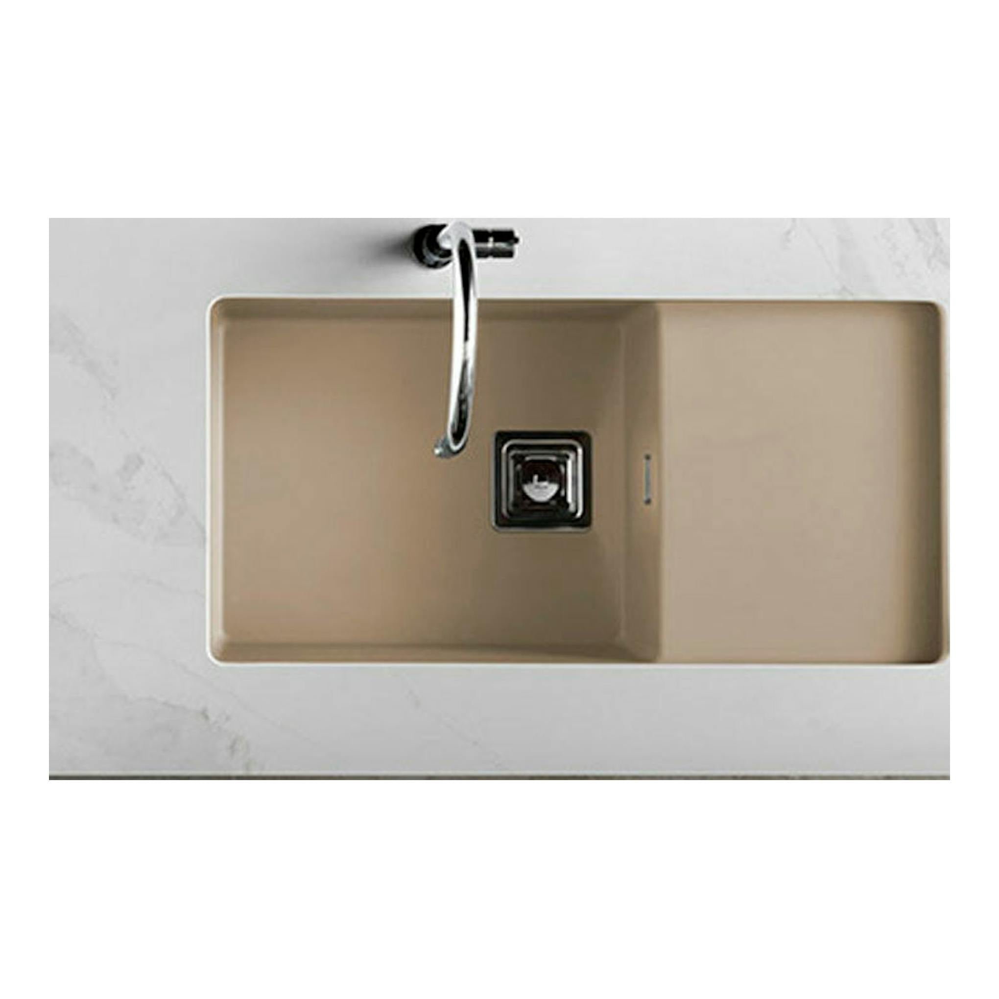 Fregadero Poalgi Zie 81 1/S+E Albero Brillo, vista superior, beige con grifo sobre encimera blanca.