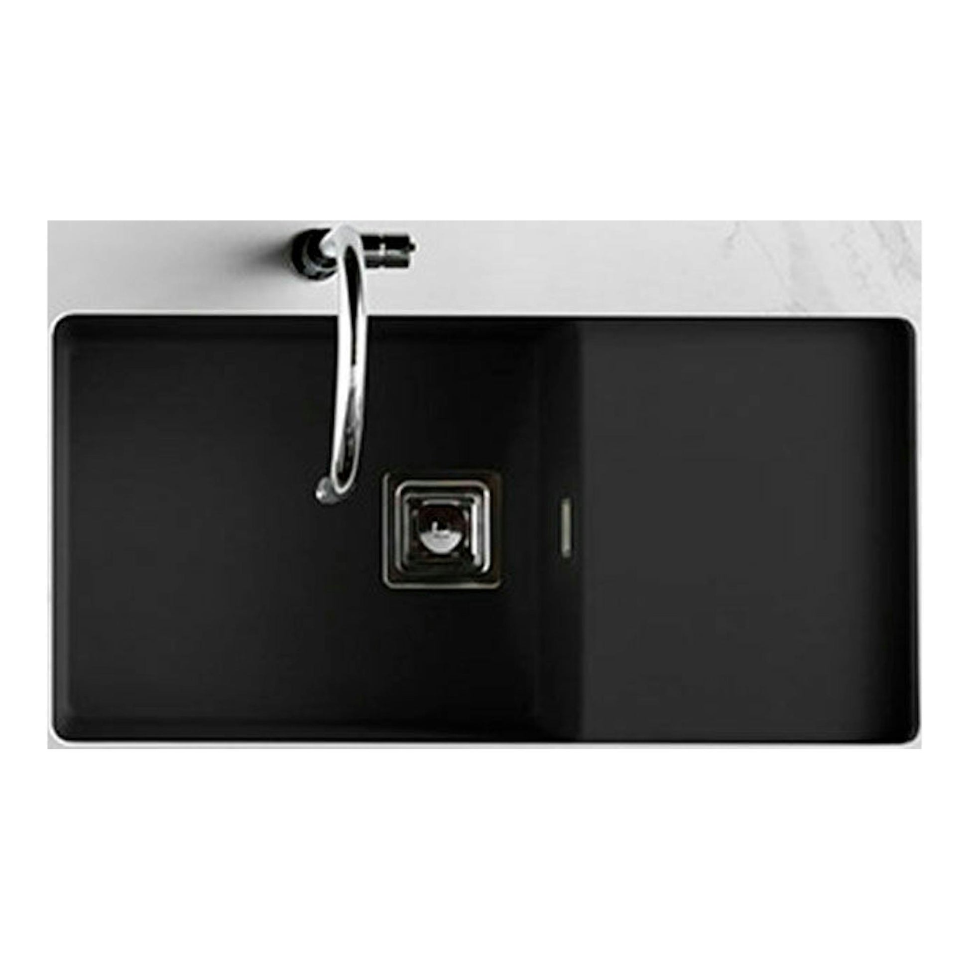 Fregadero Poalgi Zie 81 1/S+E negro brillo, vista superior, encastrado en encimera blanca veteada.