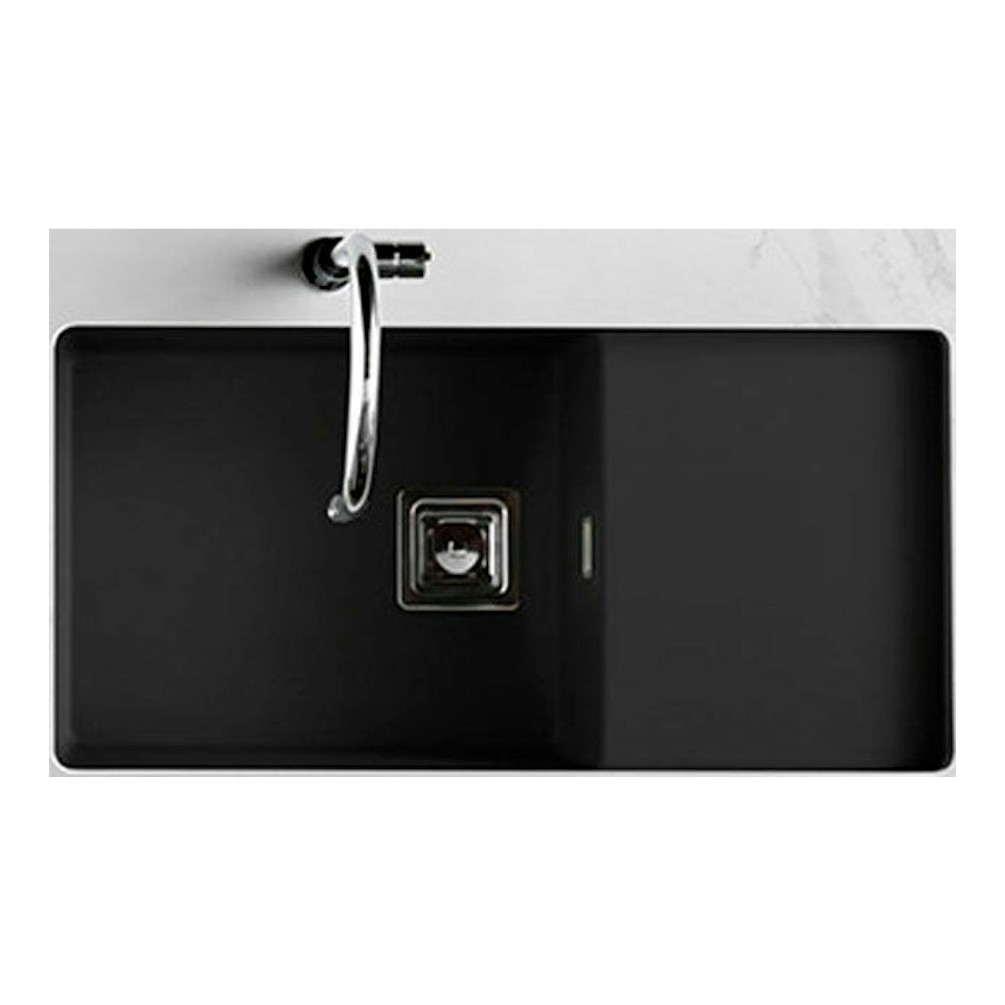 Fregadero Poalgi Zie 81 1/S+E negro brillo, vista superior, encastrado en encimera blanca veteada.