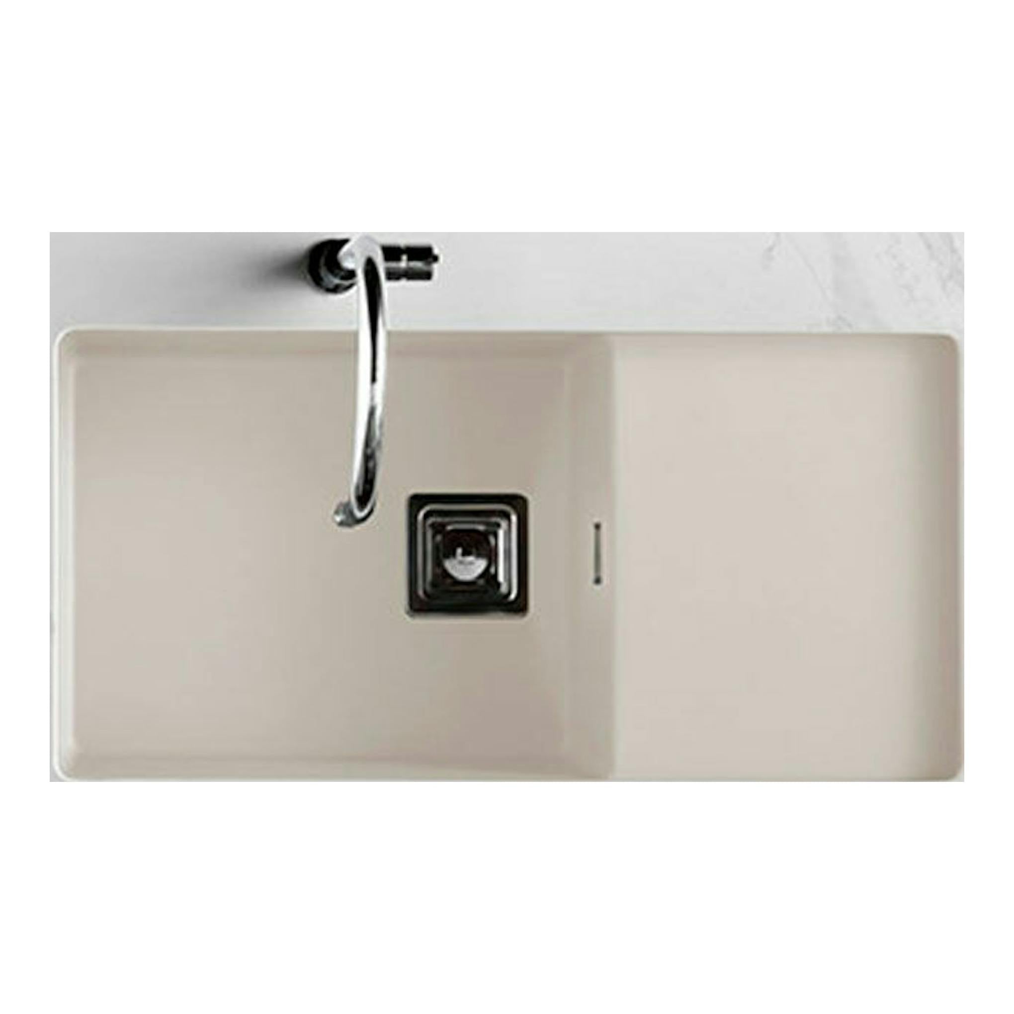 Fregadero Poalgi Zie 81 1/S+E Pergamon brillo, vista superior, rectangular beige con grifo y desagüe centrado.