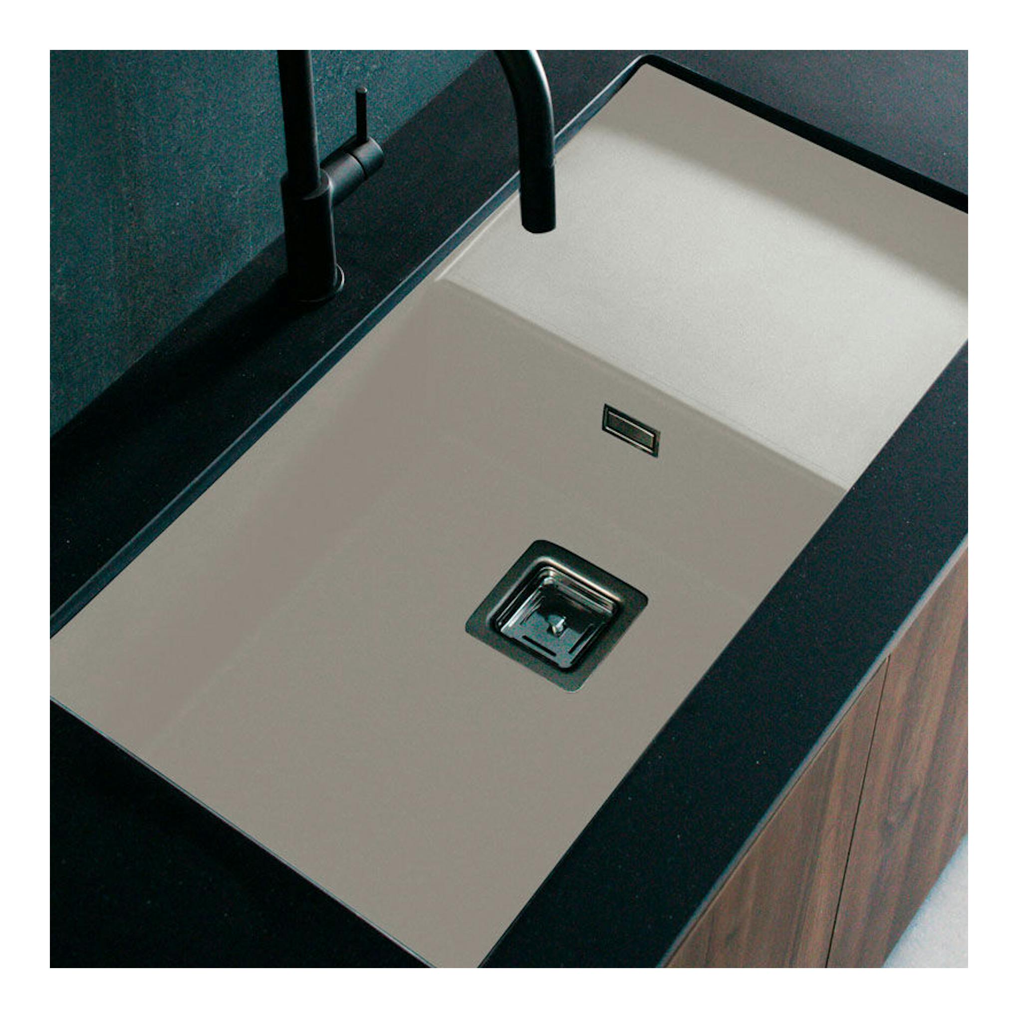 Fregadero Poalgi Zie 81 1/S+E beige pumice, vista superior con grifo negro.