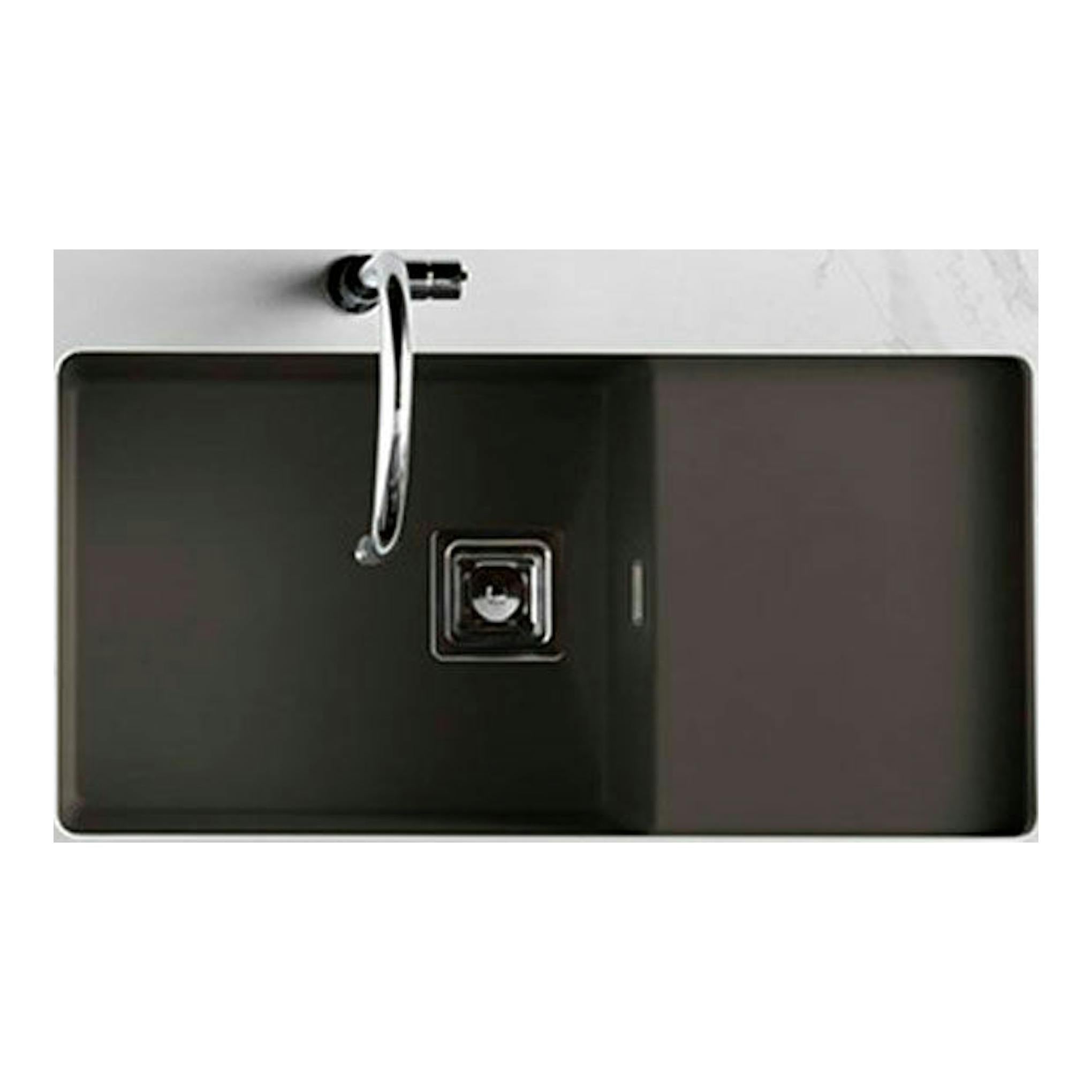 Fregadero Poalgi Zie 81 1/S+E Tundra Brillo, vista cenital, rectangular negro empotrado en encimera blanca.