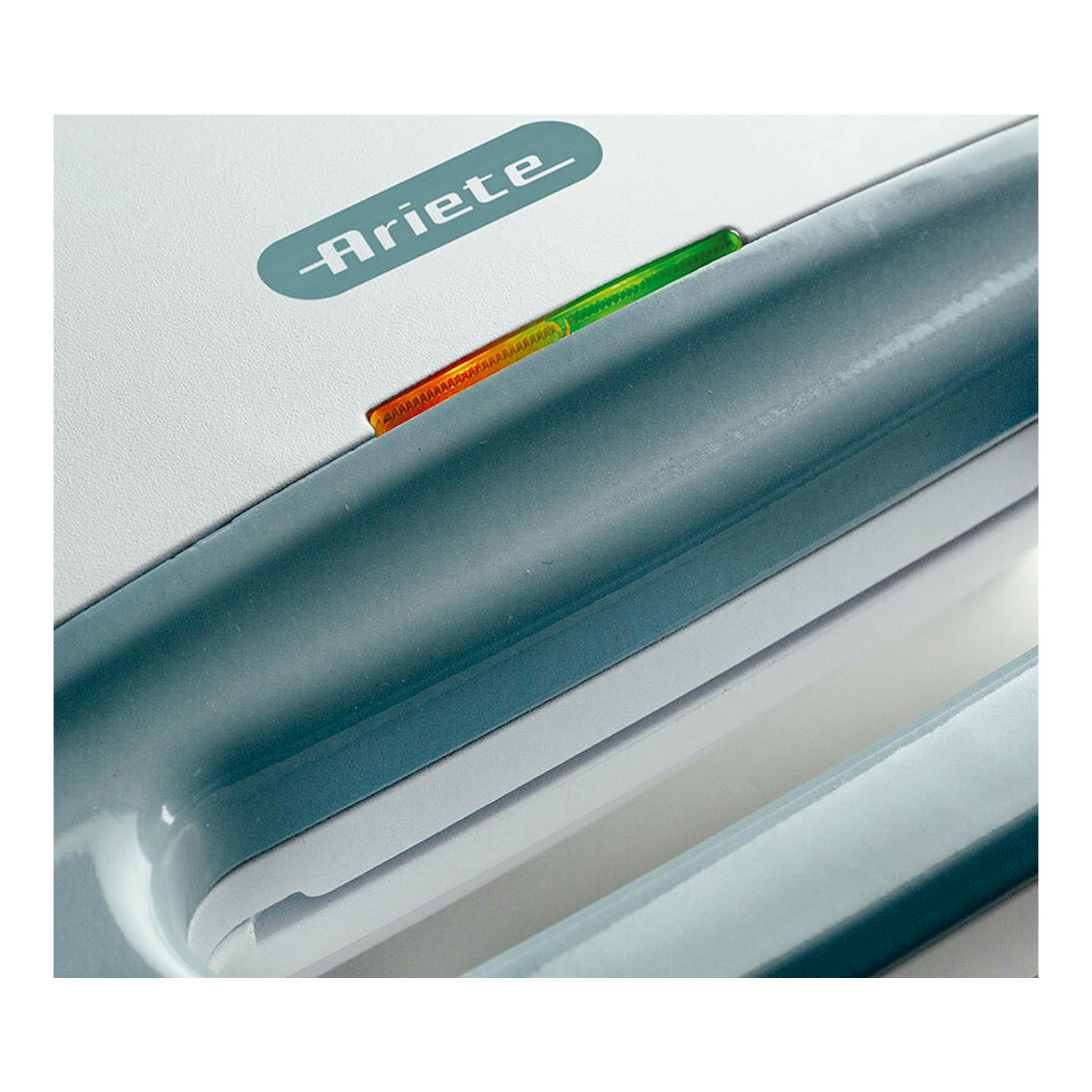 Sandwichera Ariete Breakfast blanca, vista en primer plano con luz indicadora verde y naranja.