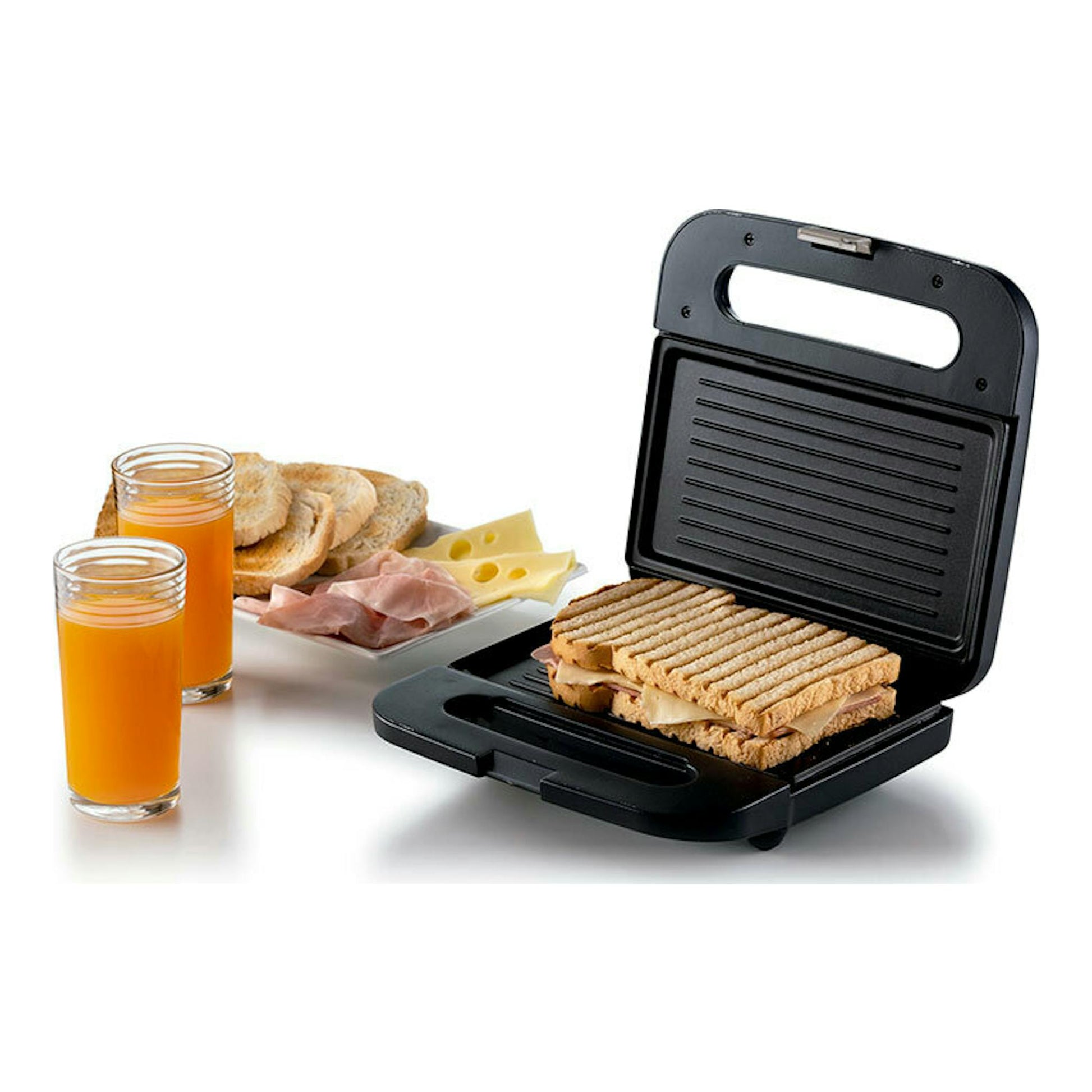 Sandwichera Ariete Breakfast grafito abierta, con sándwich tostado y vasos de zumo de naranja junto a pan y queso.