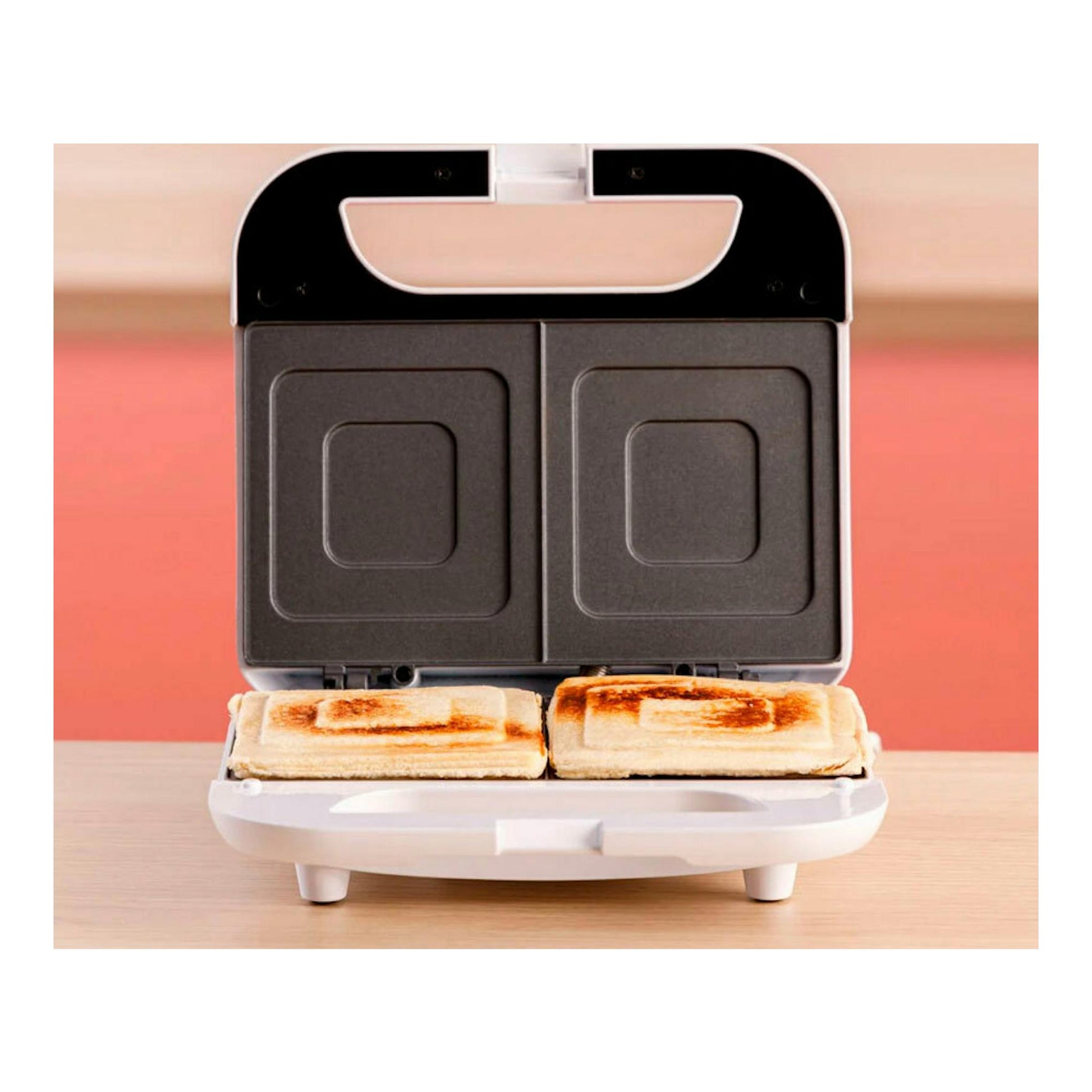 Sandwichera Solac SD5054 abierta, vista frontal, en blanco y negro, con dos sándwiches tostados.