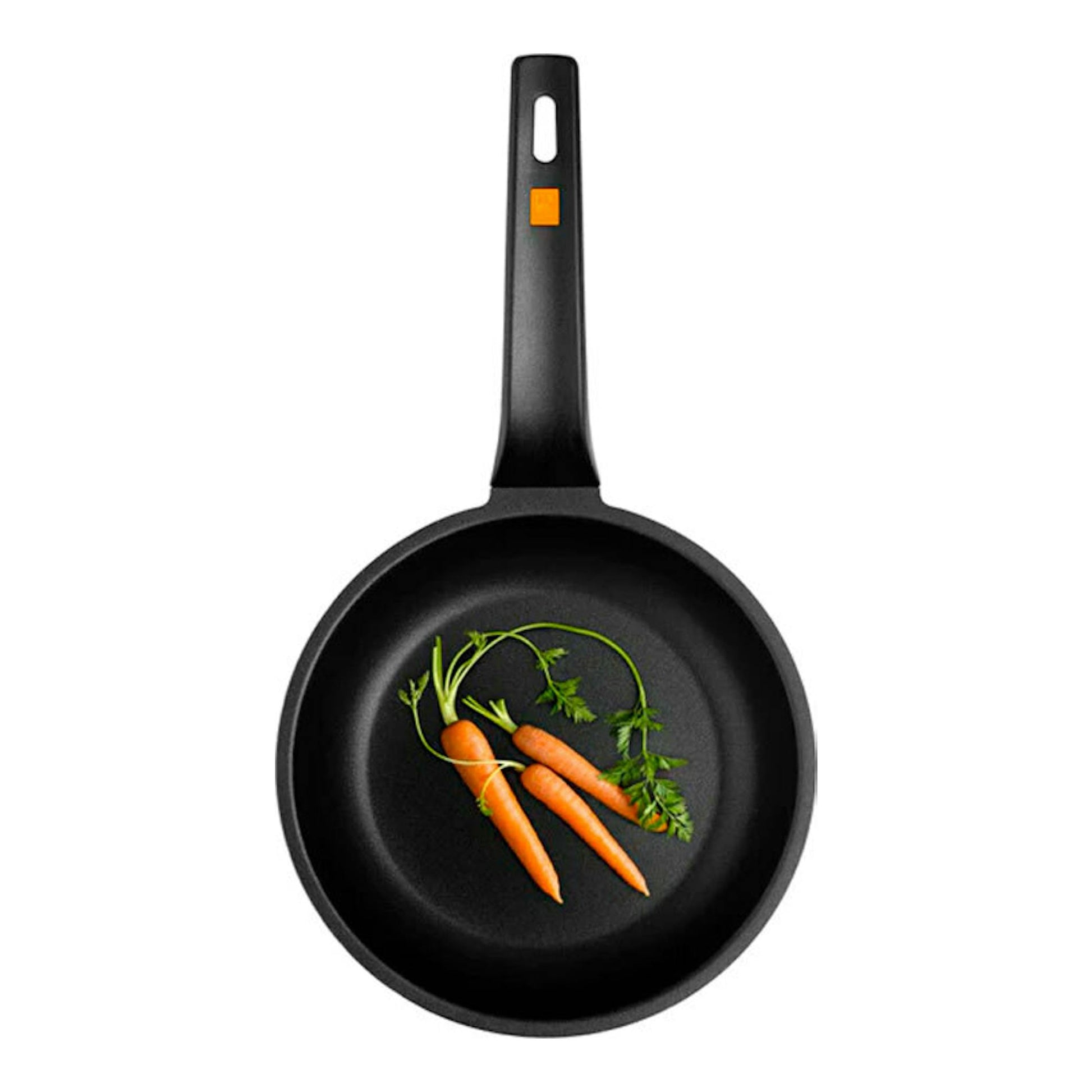 Sartén Bra Efficient 24 negra, vista cenital, con zanahorias en el interior y mango negro con detalle naranja.