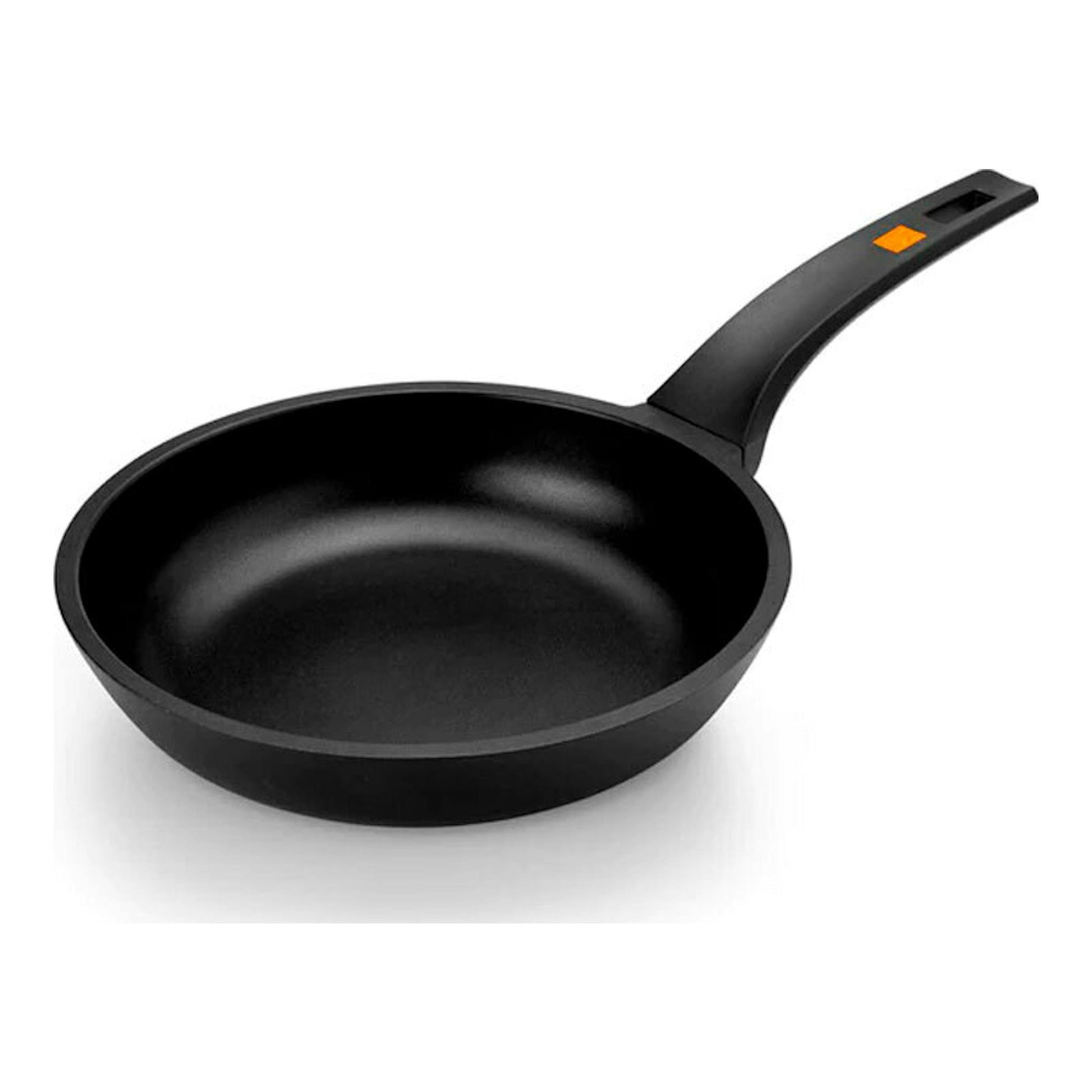 Sartén Bra Efficient 30 negra, vista en tres cuartos, con mango negro y detalle naranja.
