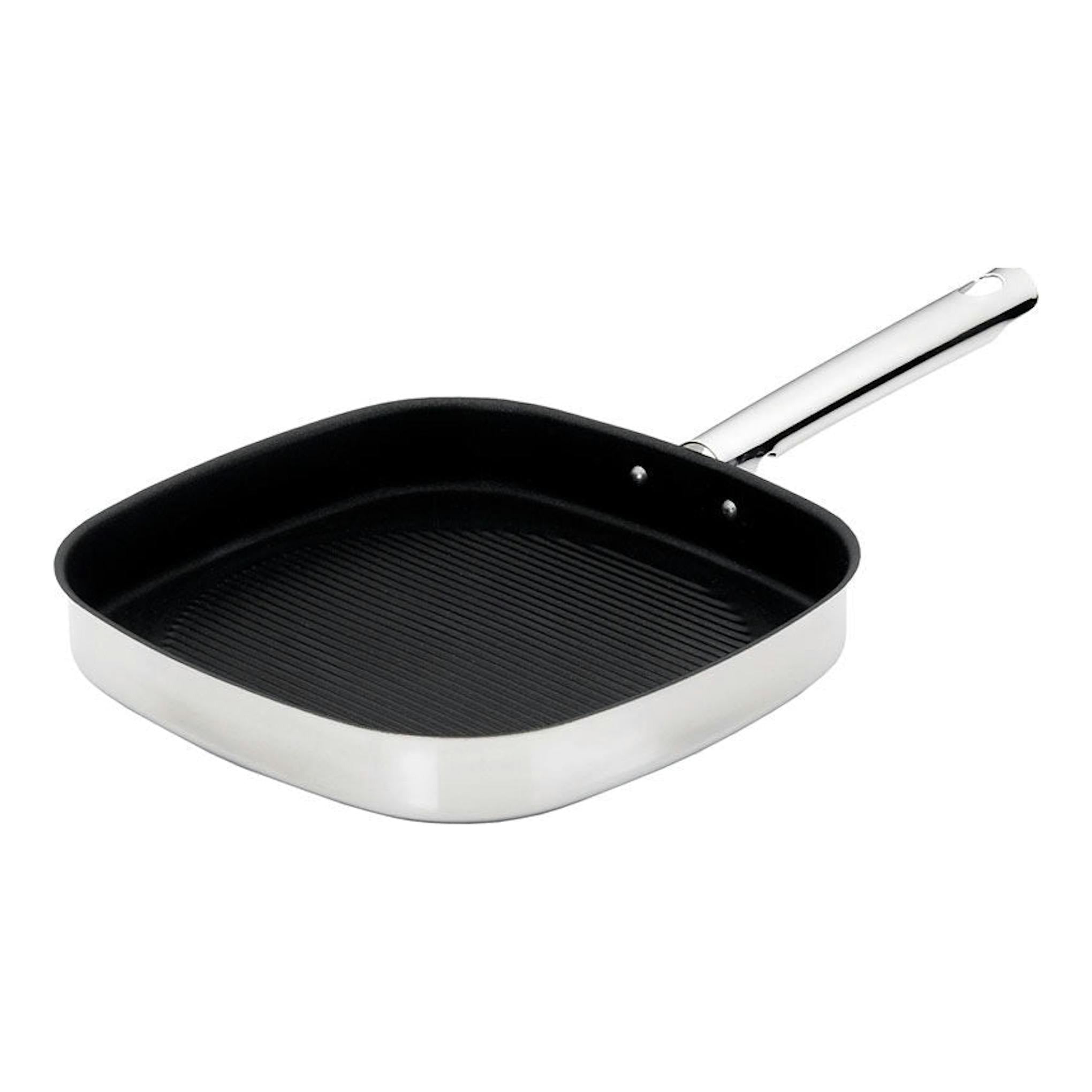 Sartén grill cuadrada Teka, negra por dentro y plateada por fuera, con mango metálico, vista en ángulo.