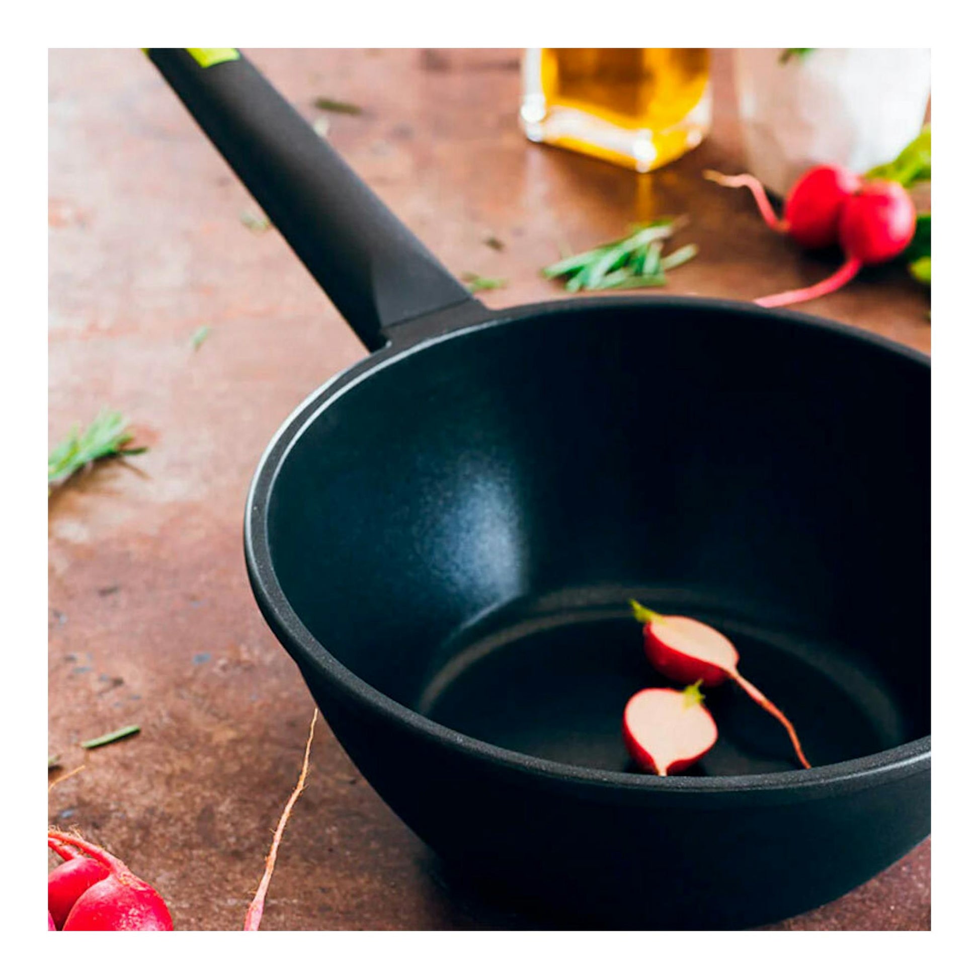 Wok Bra Foodie negro de 28 cm, vista cenital inclinada, con mango largo.