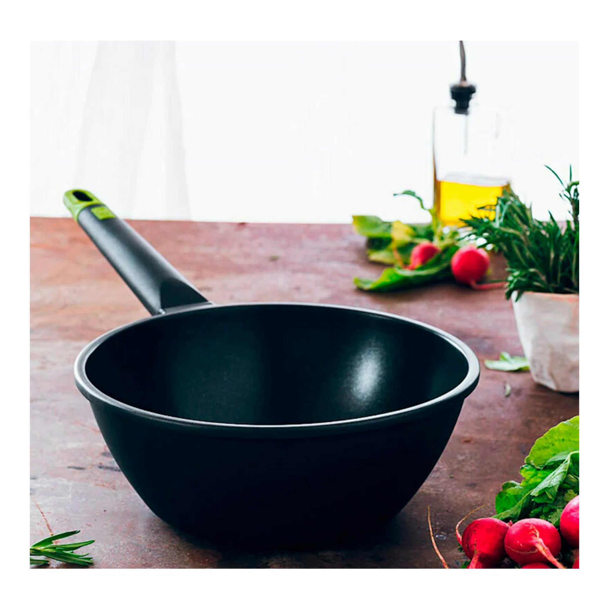 Wok Bra Foodie negro de 28 cm con mango largo, vista frontal sobre mesa.