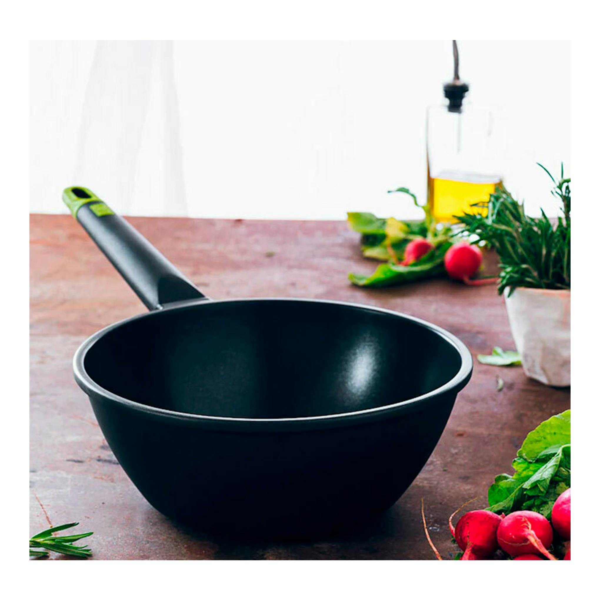 Wok Bra Foodie negro de 28 cm con mango largo, vista frontal sobre mesa.