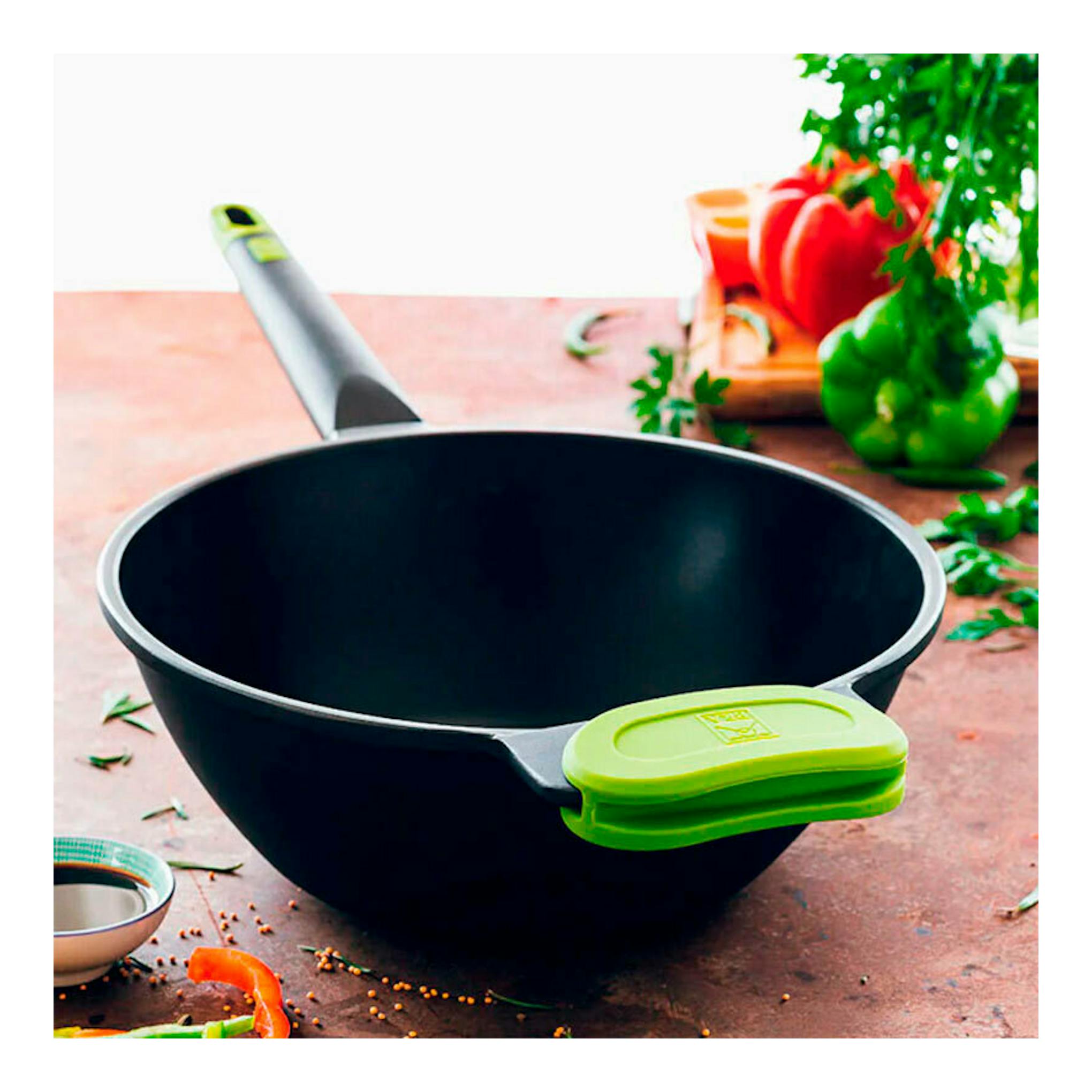 Wok Bra Foodie de 28 cm, negro, con mango verde, vista frontal sobre una mesa.