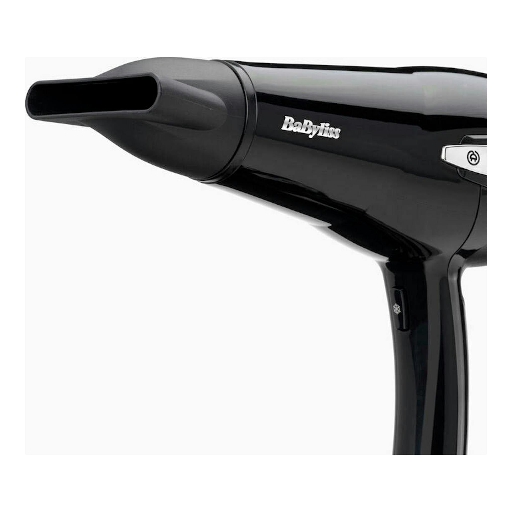 Secador Babyliss D374DE negro, vista lateral en primer plano.