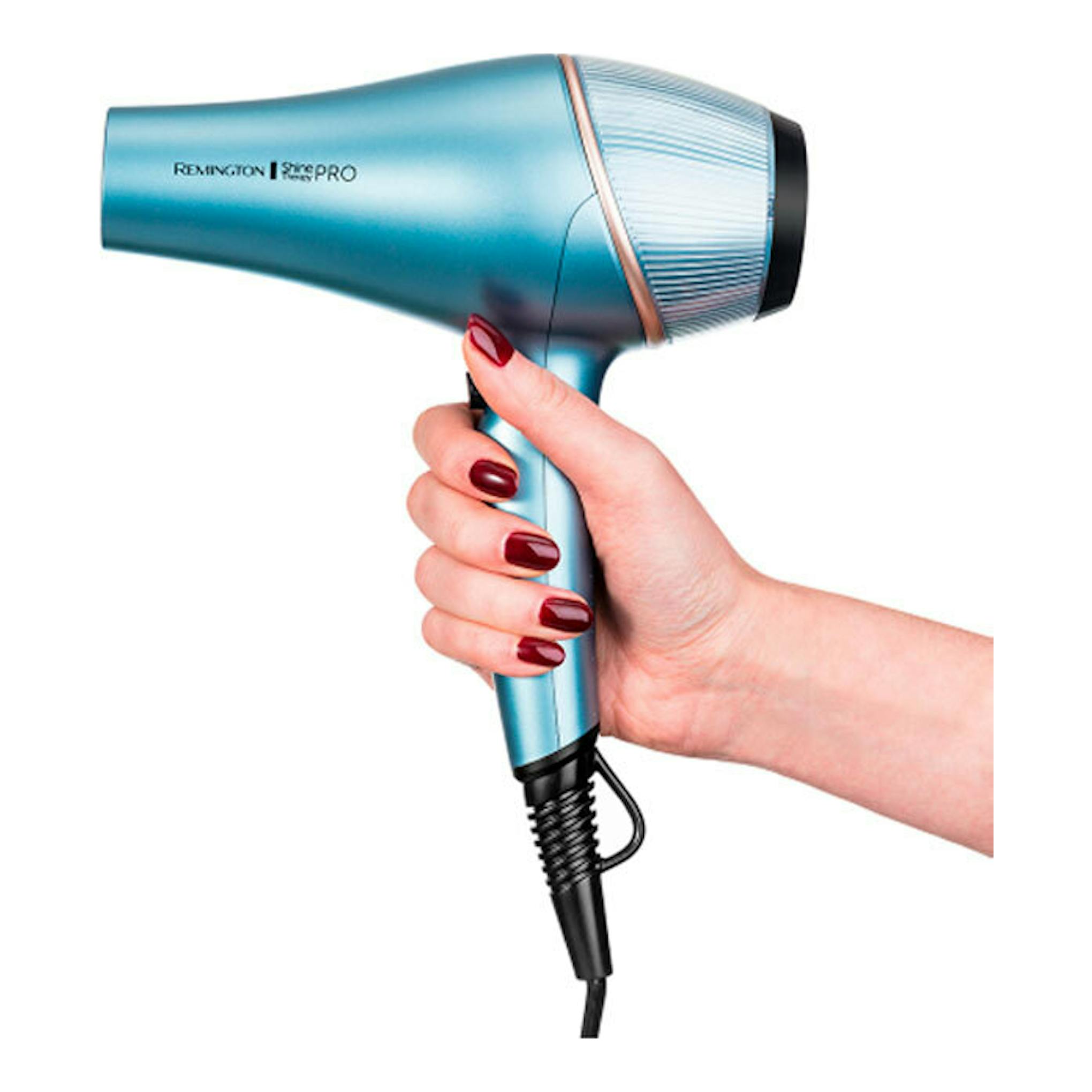 Secador Remington AC9300 azul turquesa, vista lateral, sostenido con la mano.