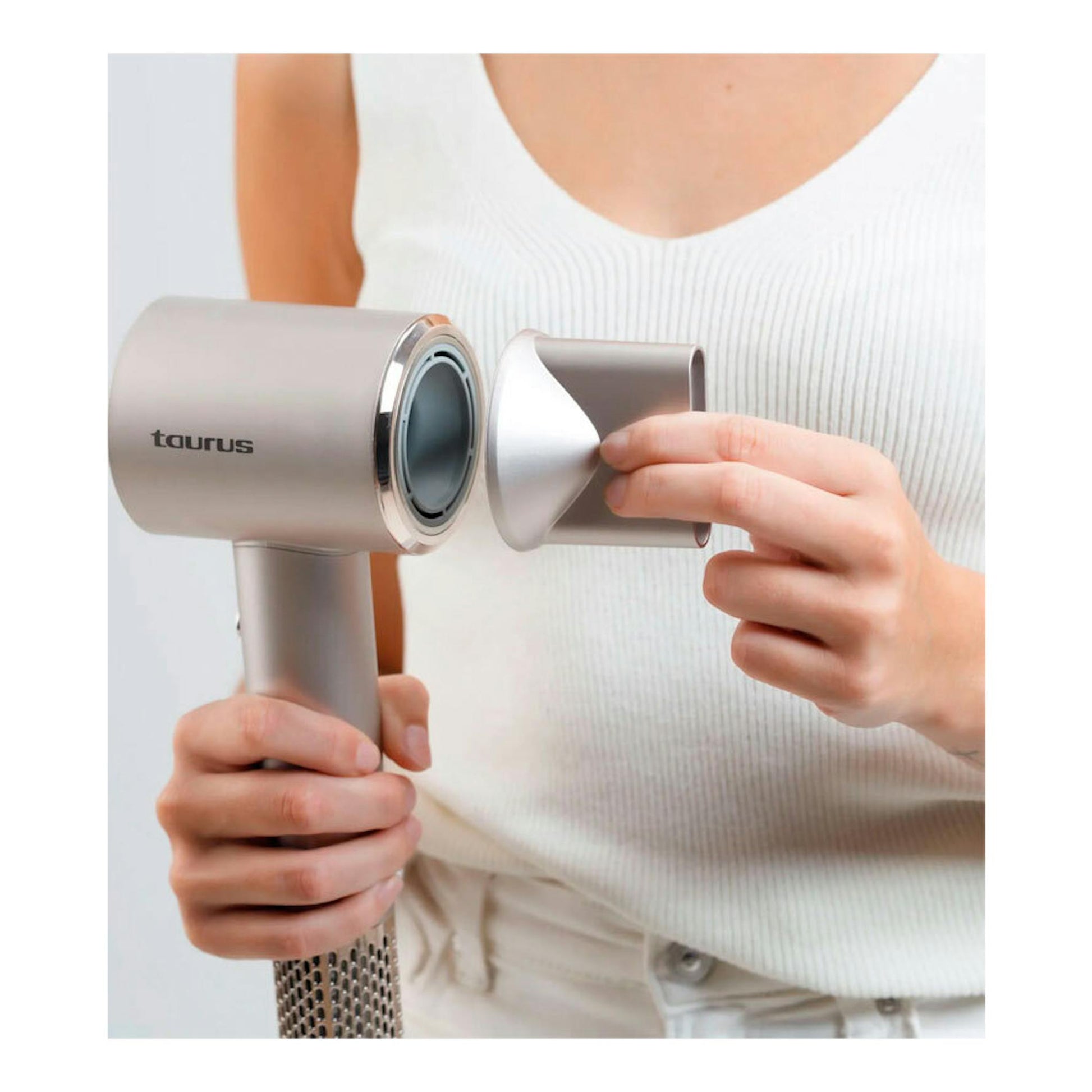 Secador Taurus Digital Force Protect gris claro, vista frontal, con boquilla desmontable.