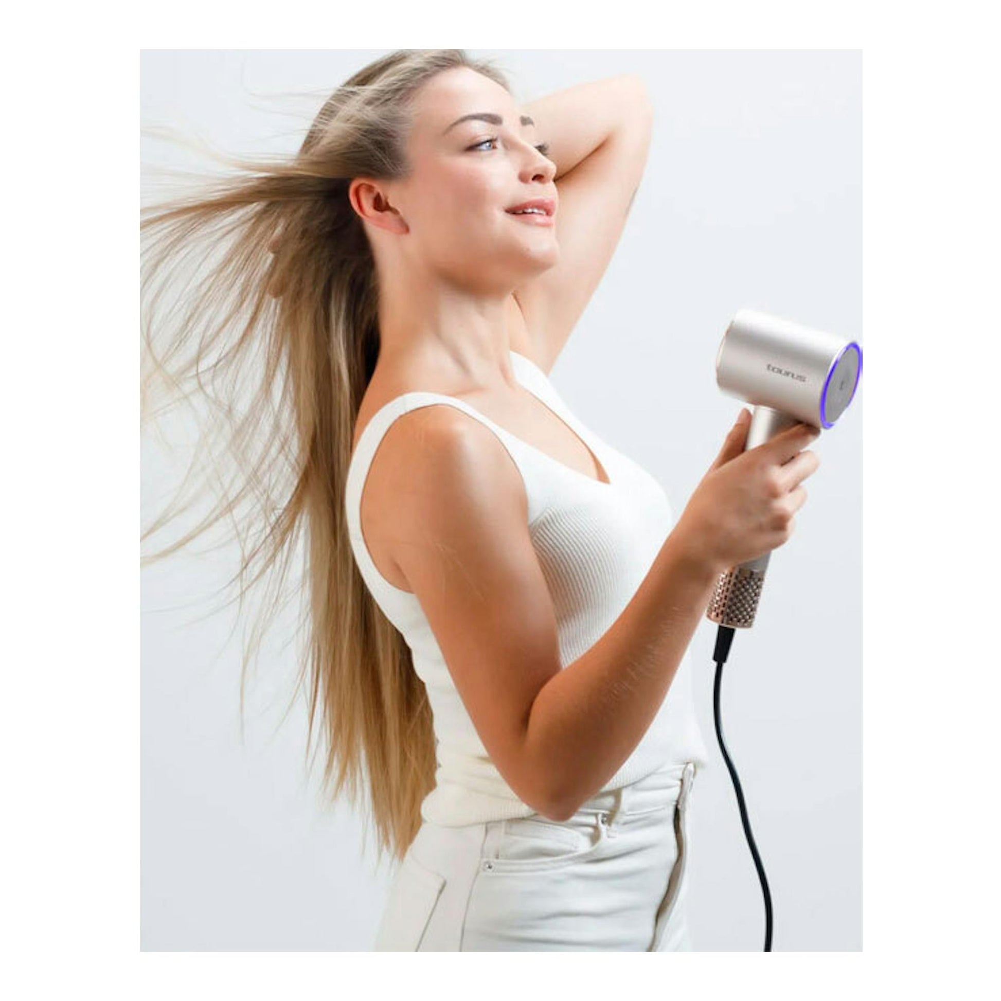 Secador Taurus Digital Force Protect blanco, en mano de una mujer de perfil.