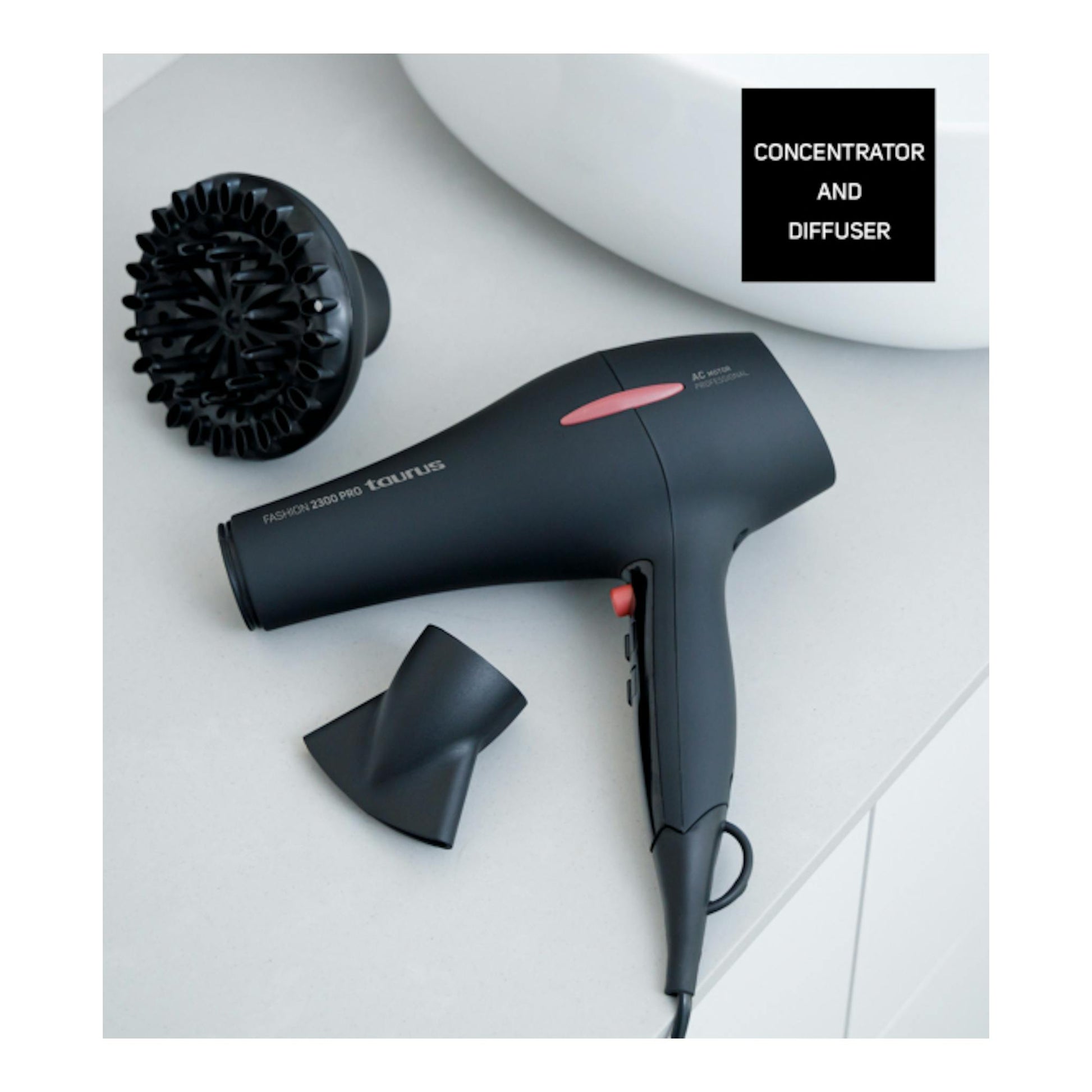 Secador de pelo Taurus Fashion 2300 Pro negro, vista lateral, con difusor y concentrador.