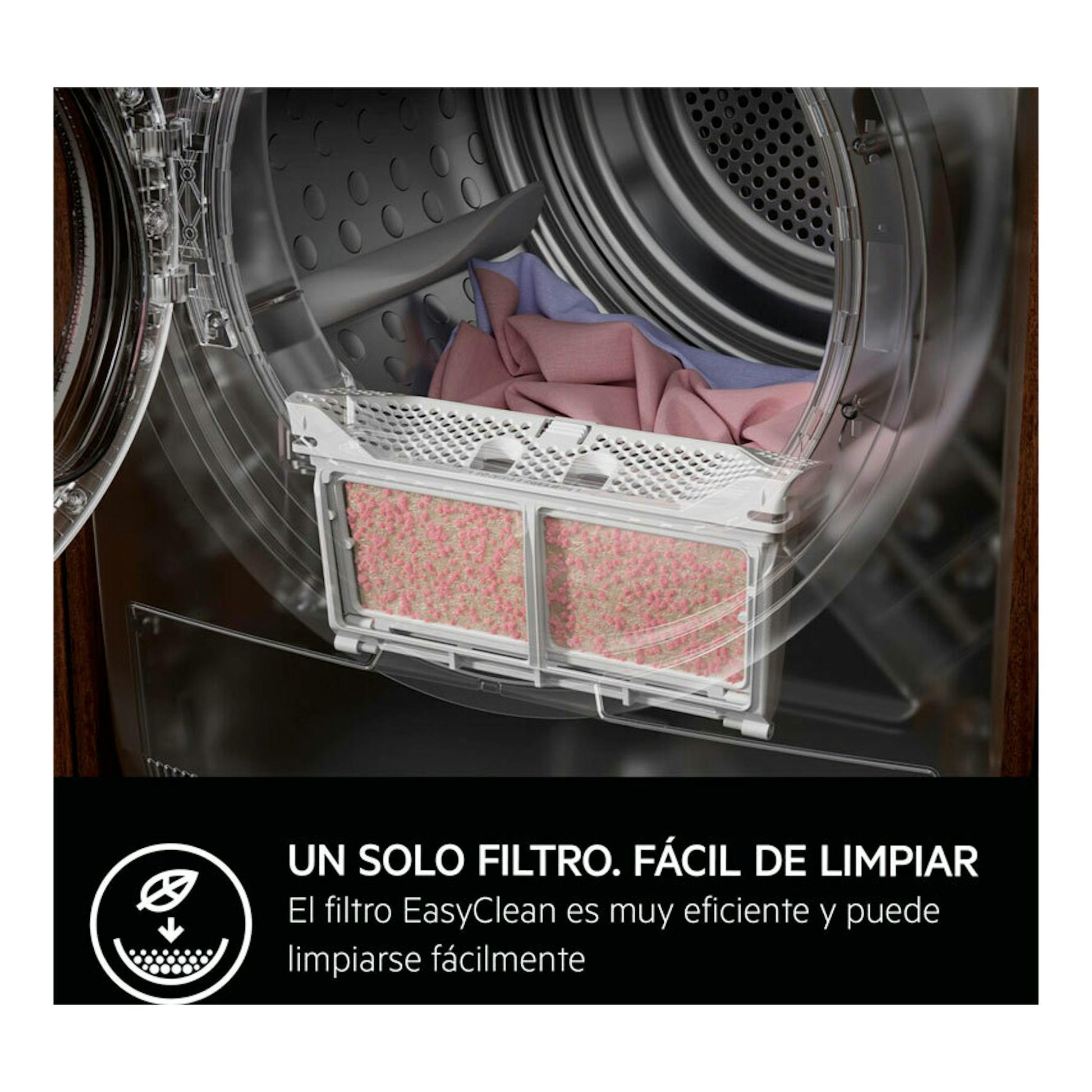 Interior de secadora AEG TR818A4OB con filtro EasyClean y ropa en el tambor, vista frontal.