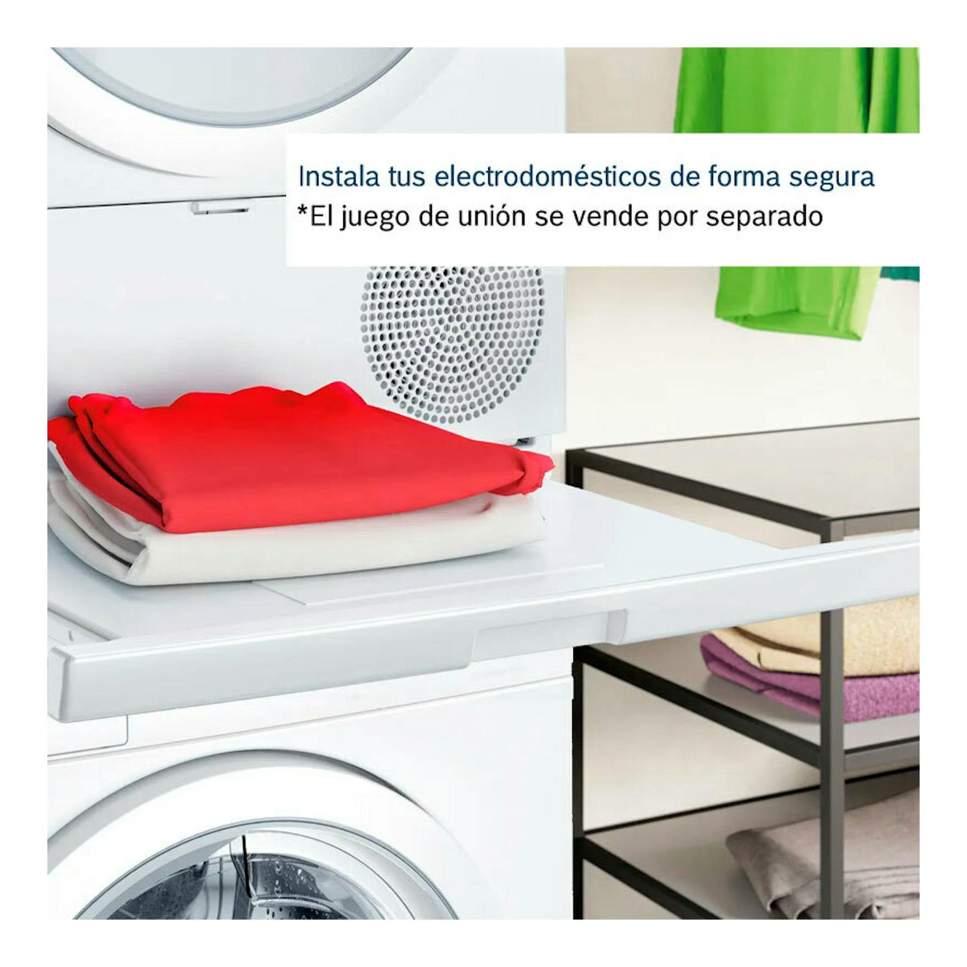 Secadora Bosch WQG245D0ES blanca, vista frontal parcial, con ropa doblada encima y lavadora debajo.